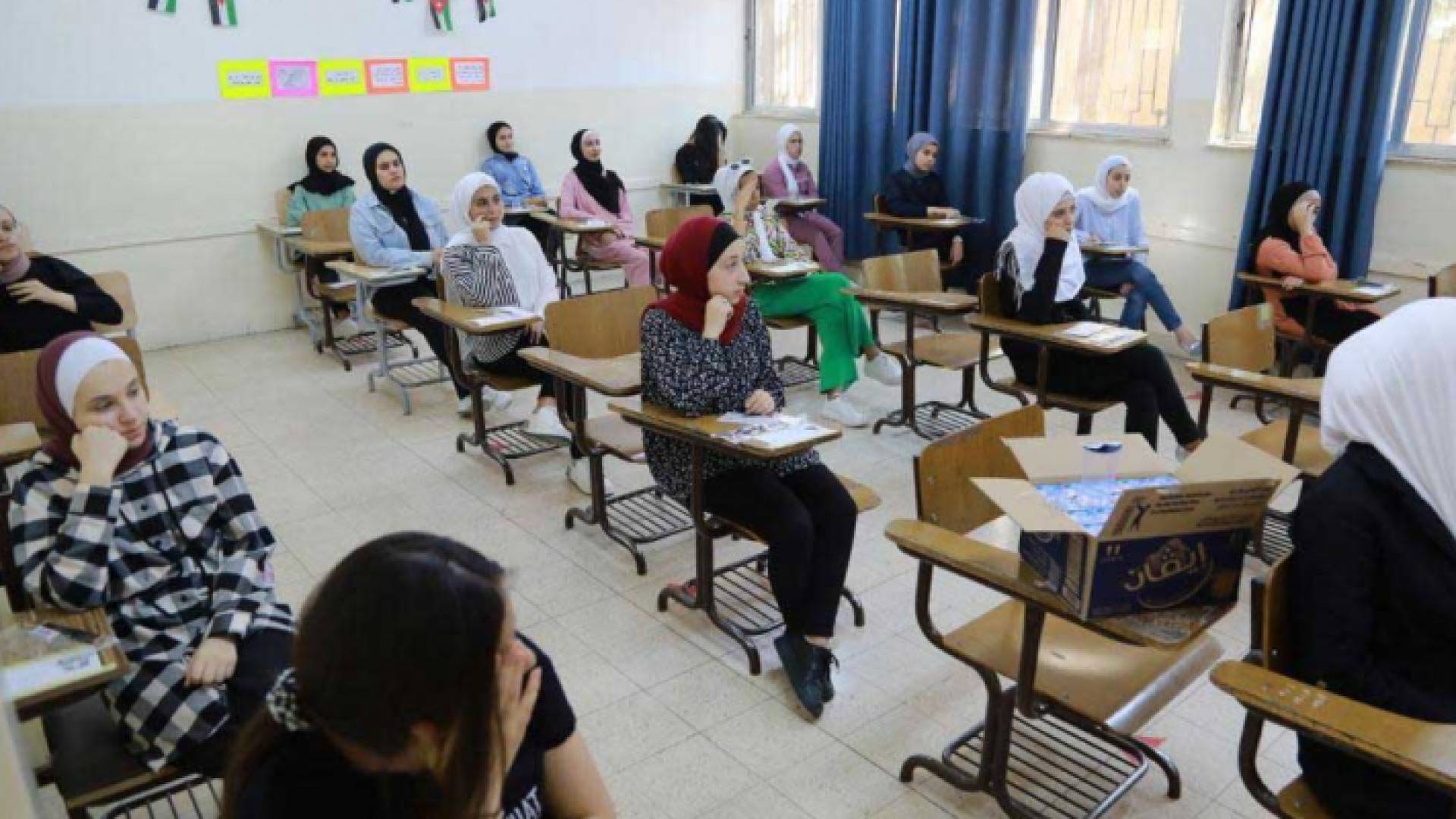 طالبات في الثانوية العامة أثناء تأدية الامتحانات