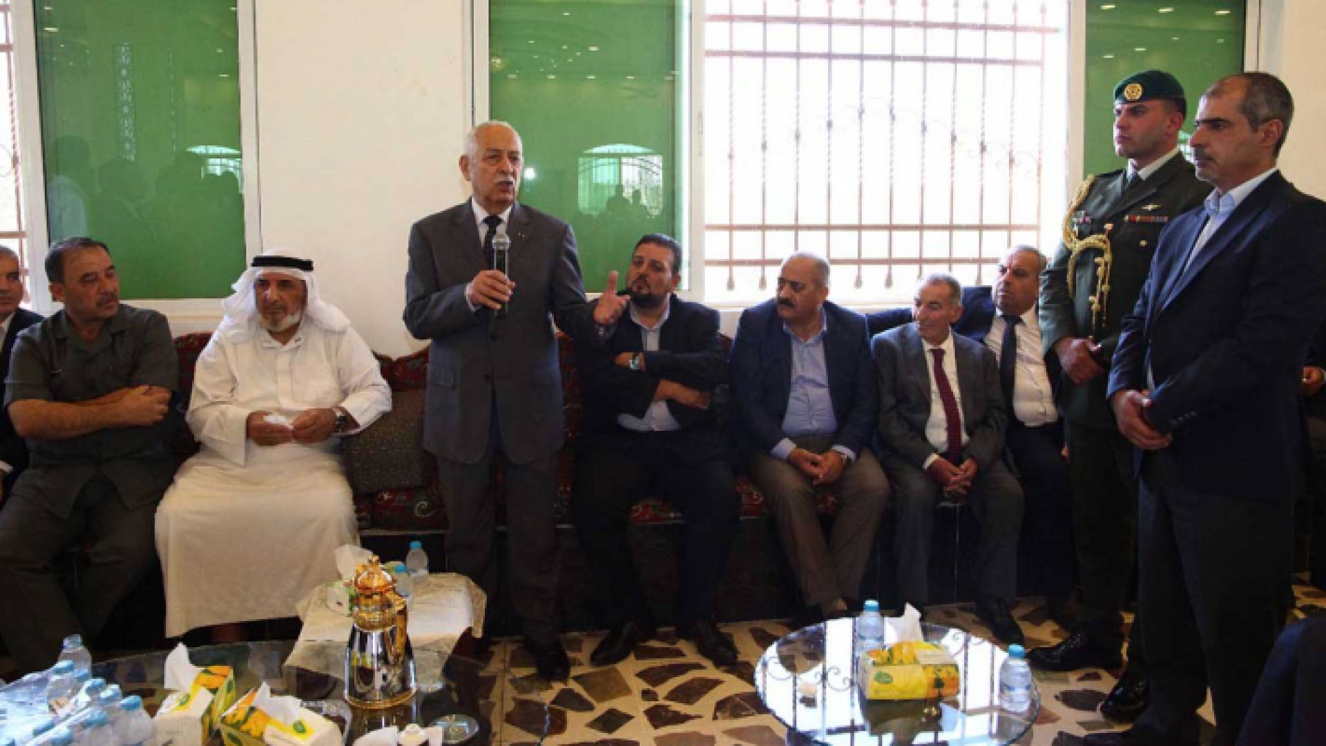 العيسوي أثناء تقديم واجب العزاء