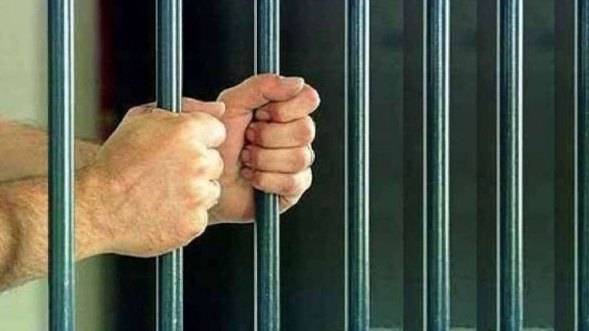 صورة تعبيرية لشخص خلف القضبان