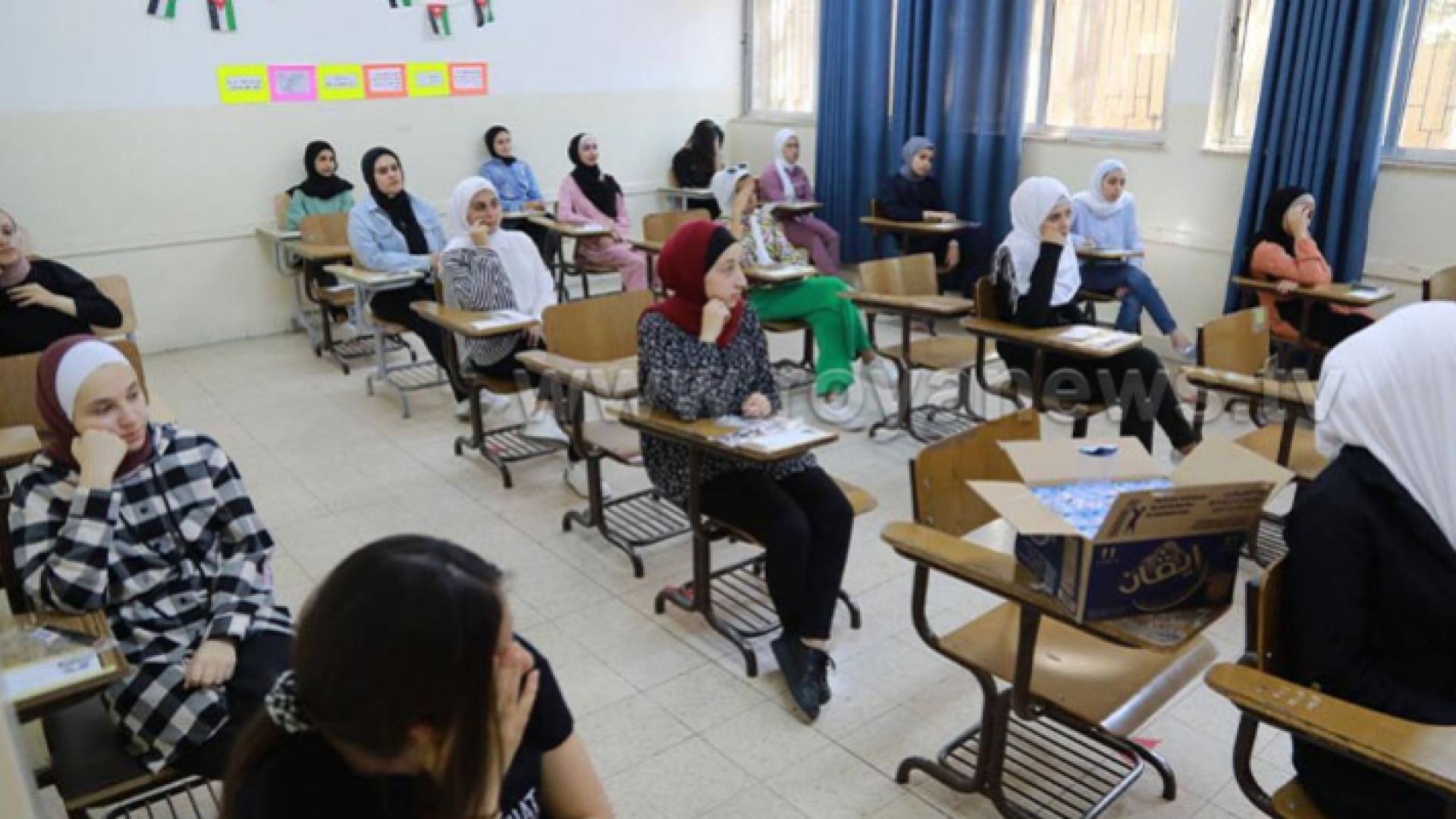 طالبات ثانوية عامة ينتظرن تقديم ورقة الامتحان