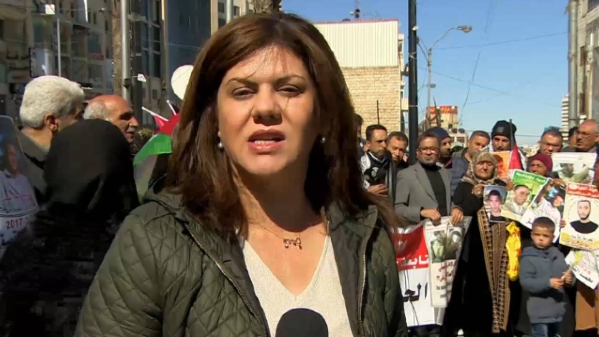 صورة أرشيفية للصحافية شيرين أبو عاقلة في أثناء تغطيتها لإحدى الفعاليات