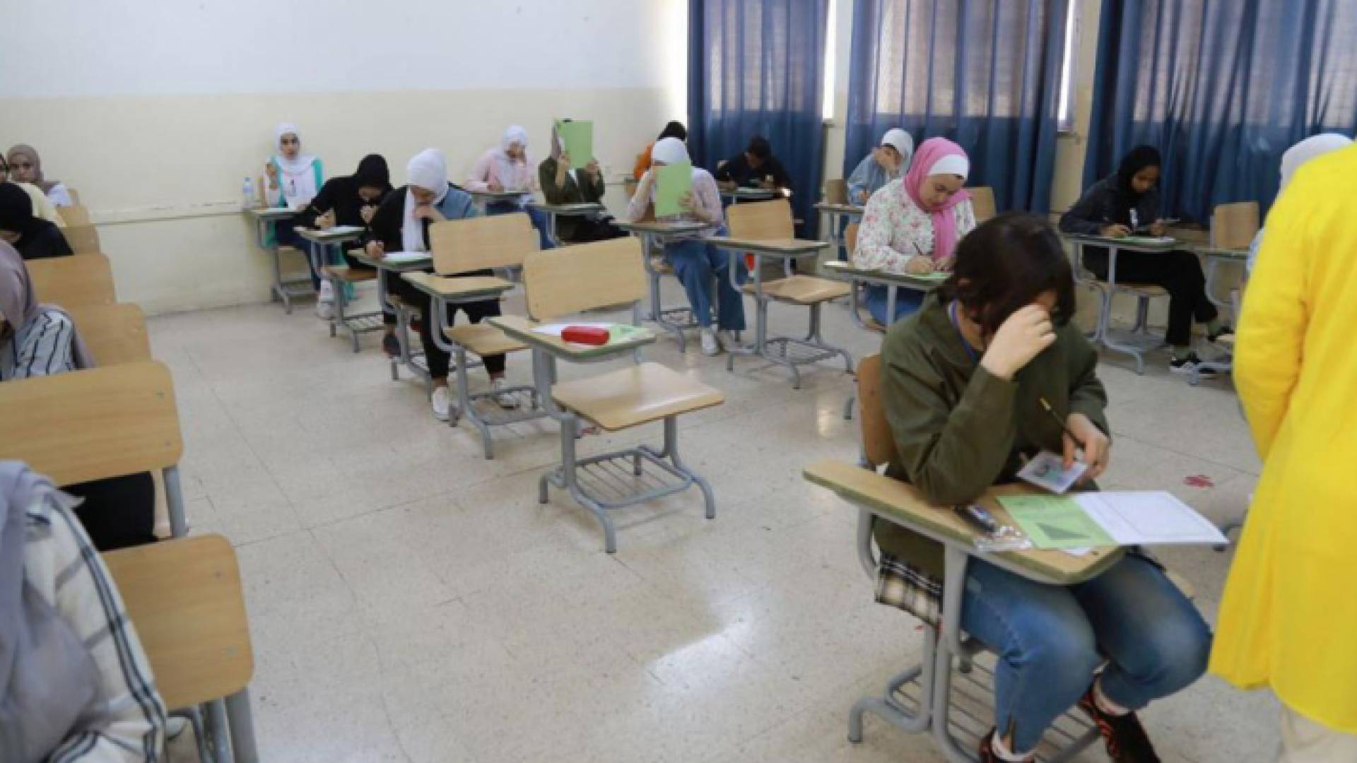 طالبات في الثانوية العامة أثناء تأدية الامتحانات