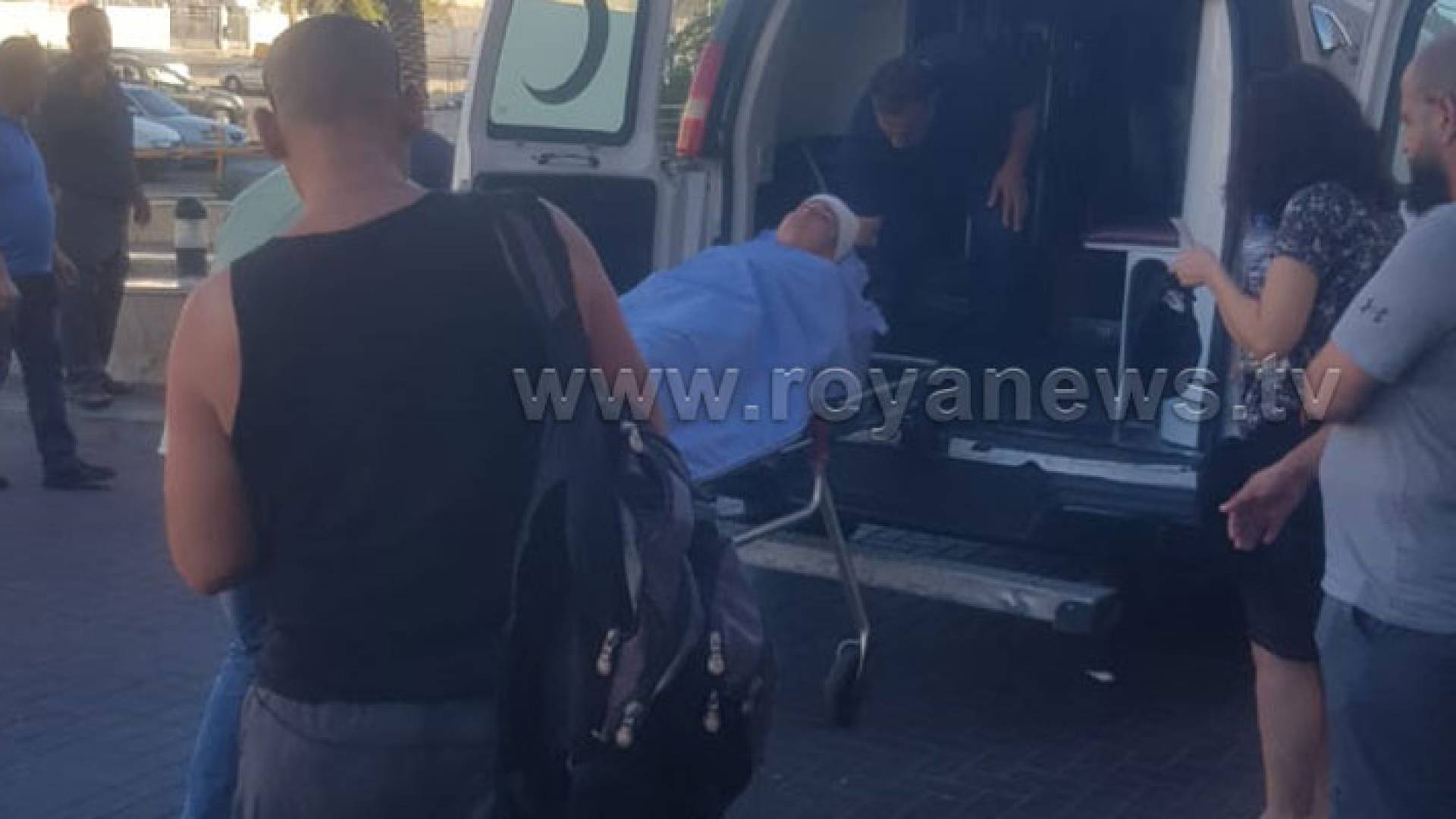 نقل أحد المصابين بسيارة إسعاف