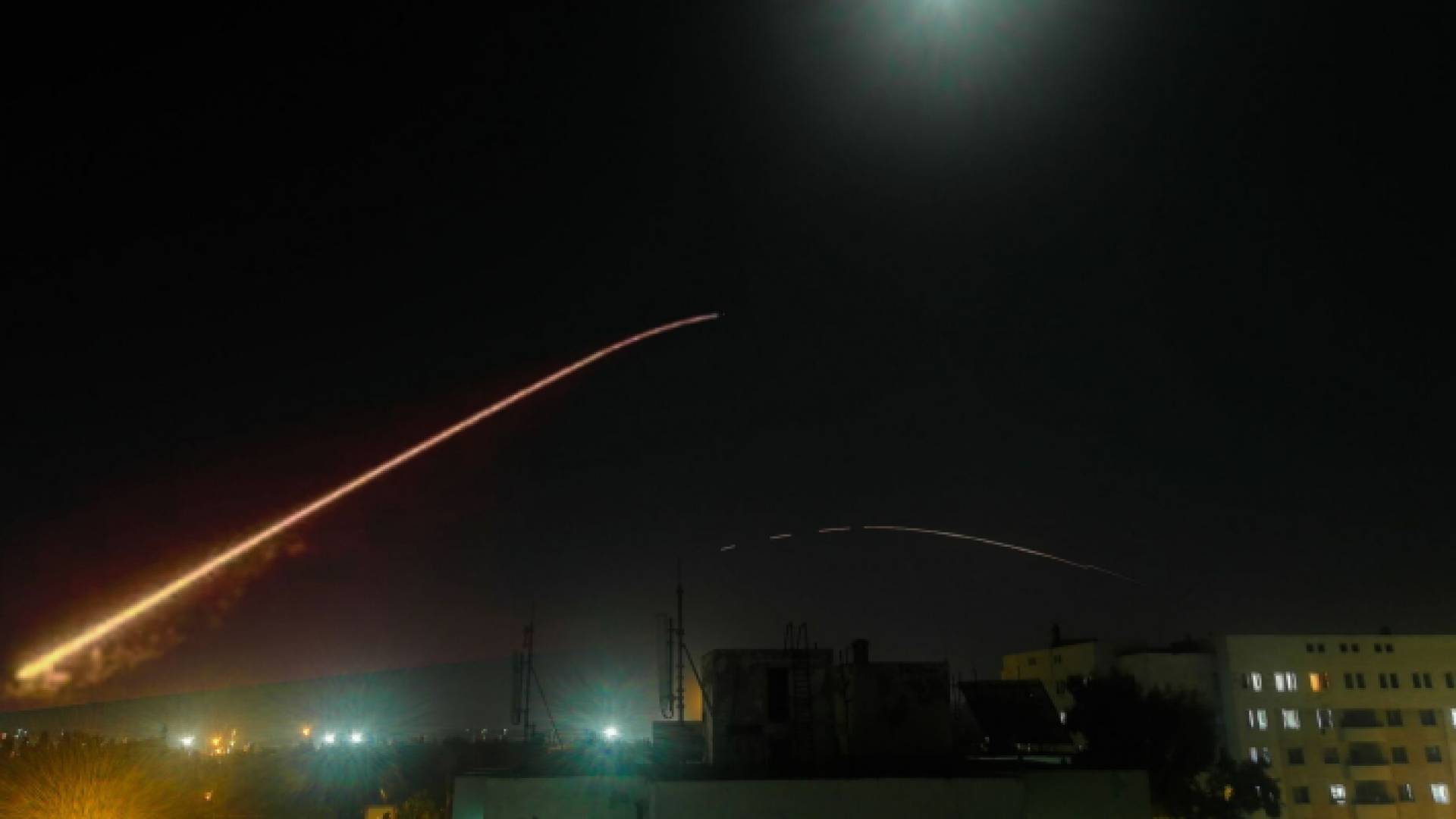 صورة أرشيفية للدفاعات الجوية السورية تتصدى لأهداف معادية