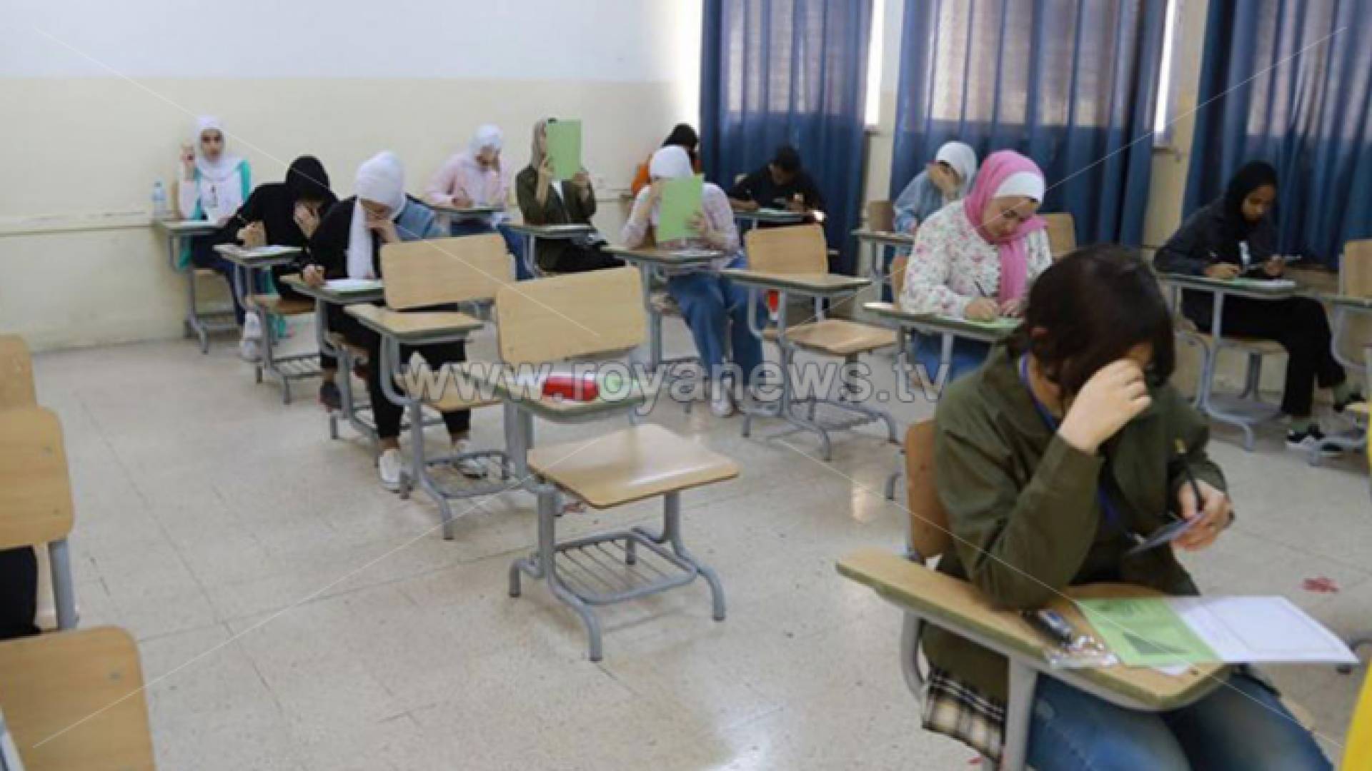 طالبات في إحدى قاعات الامتحان