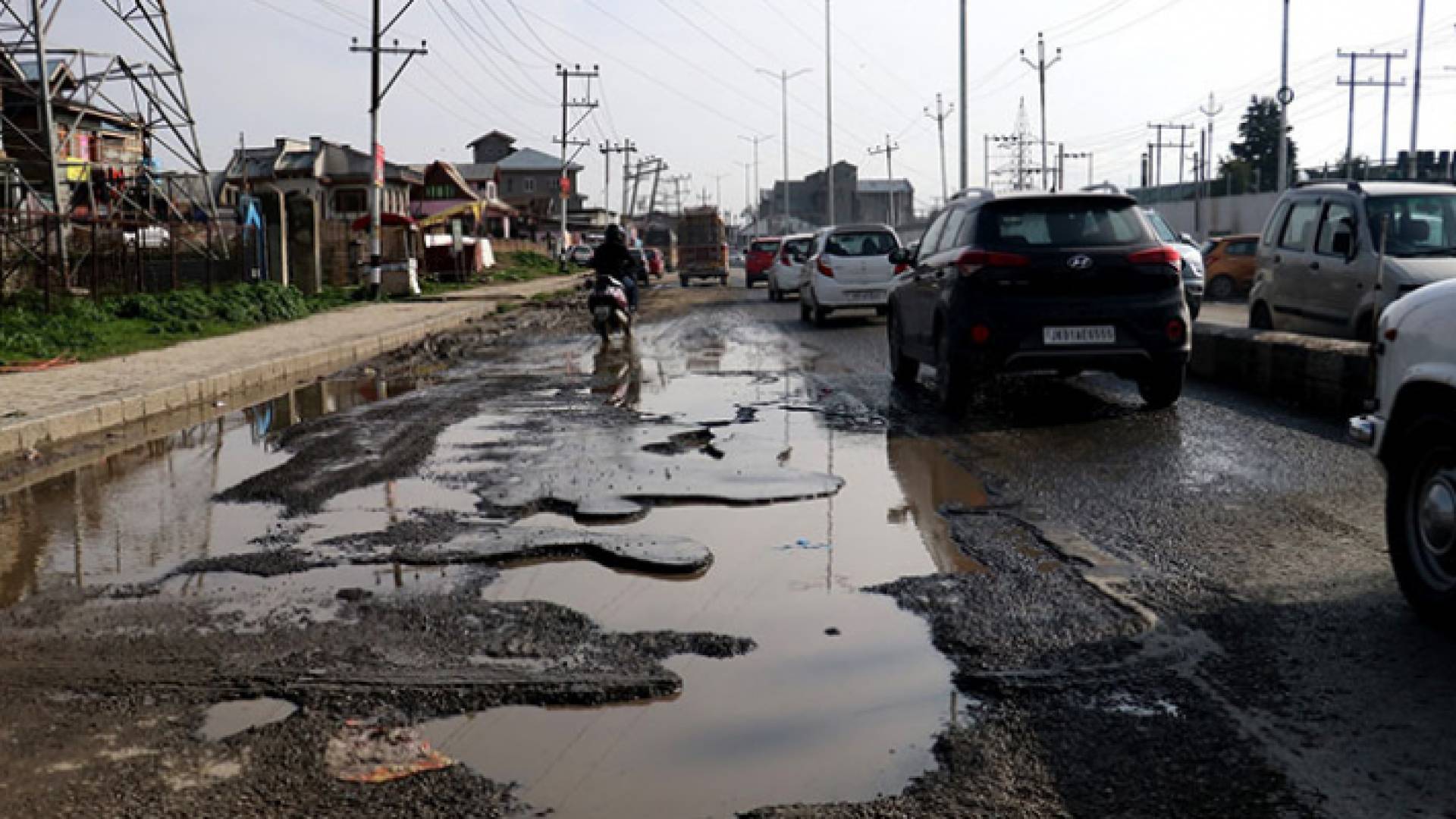 صورة ارشيفية لطريق متهالك