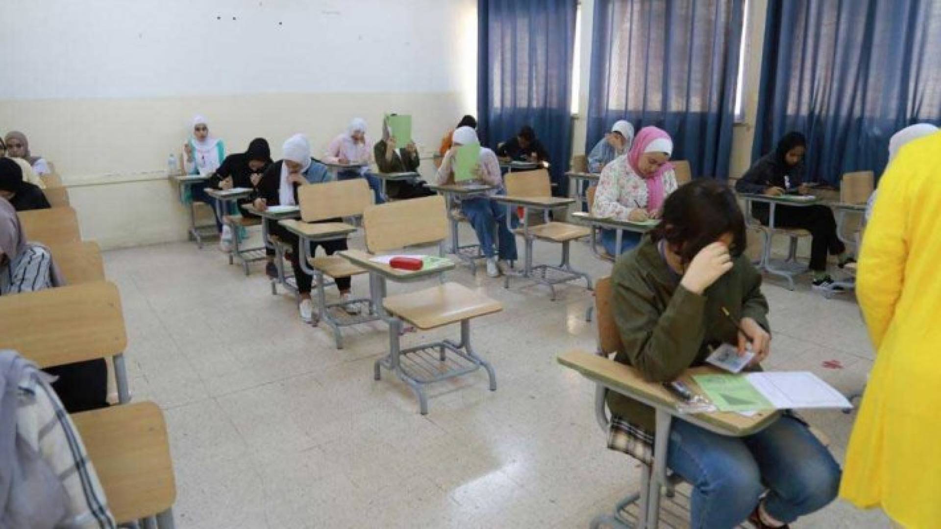 طالبات توجيهي أثناء تأدية مبحث التربية الإسلامية