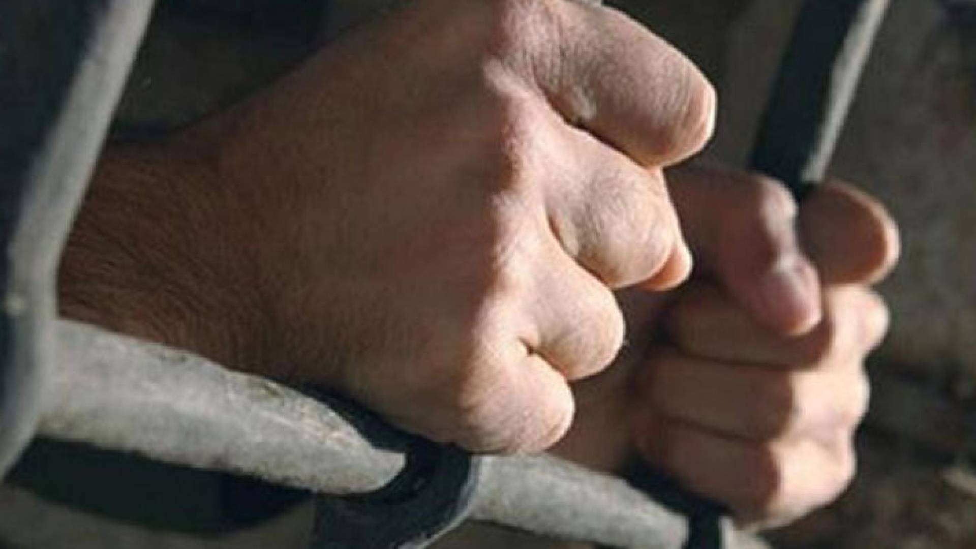 أيدي رجل مسجون