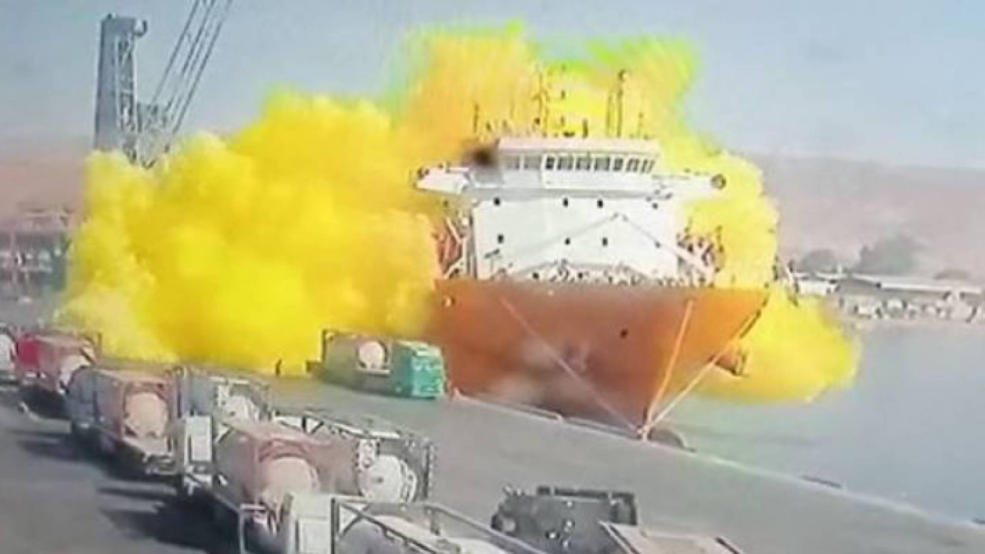 لحظة تسرب غاز الكلورين من صهريج في ميناء العقبة
