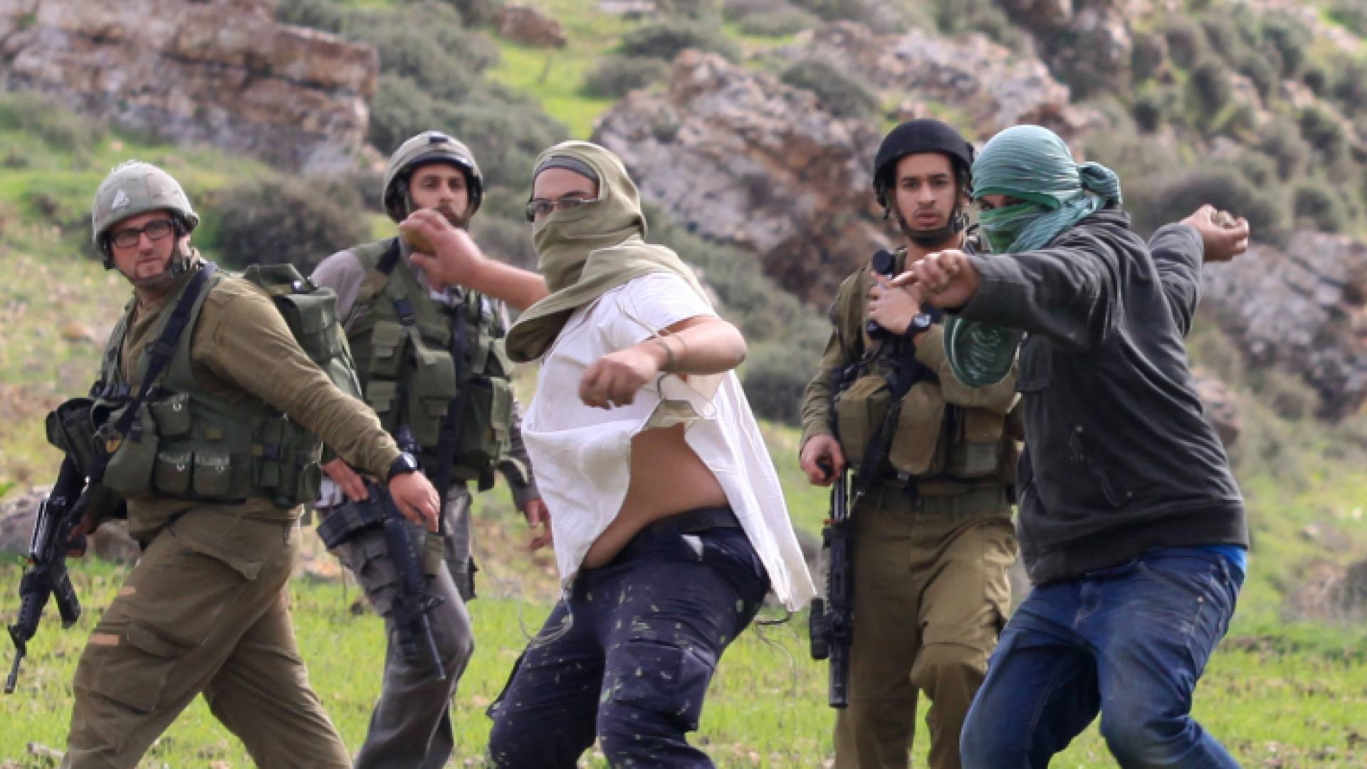 صورة أرشيفية لمستوطنين في أحد الأراضي الزراعية الفلسطينية