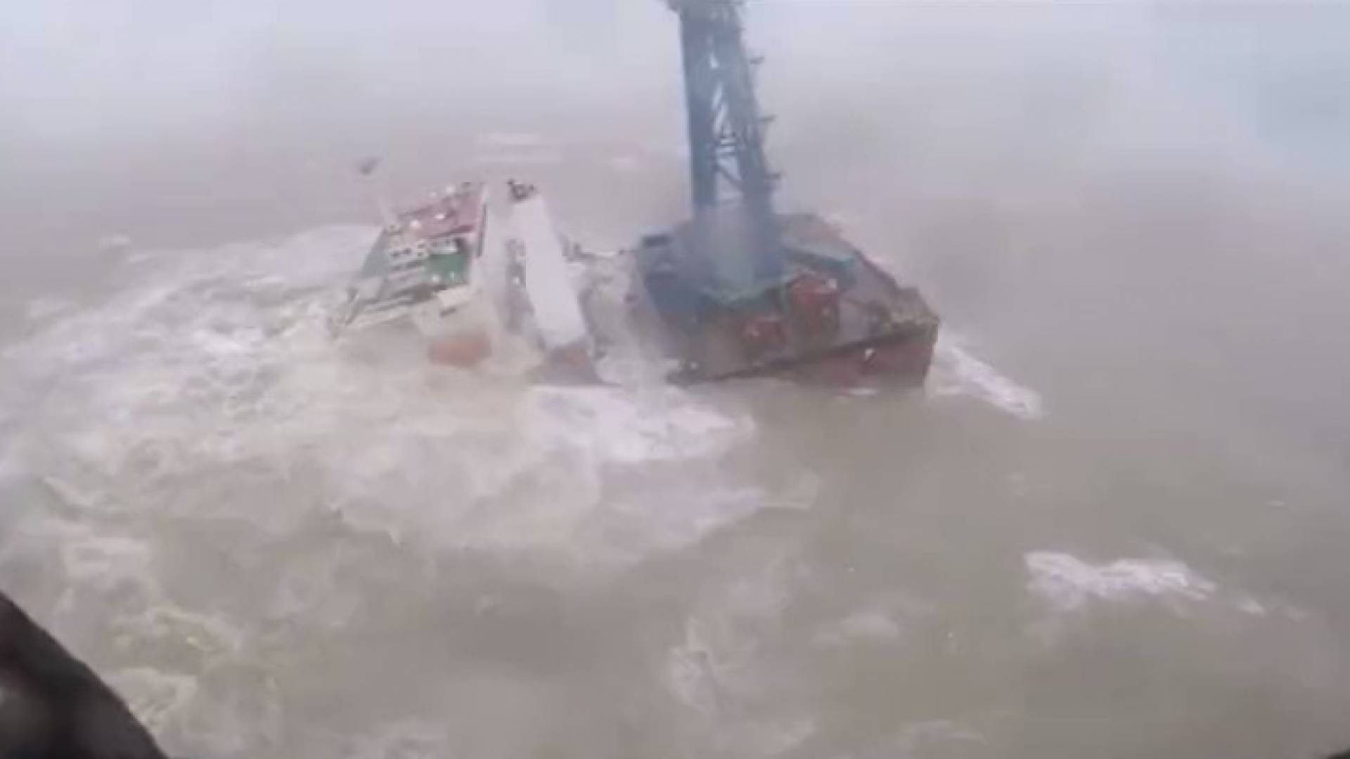 رافعة عائمة في المياه