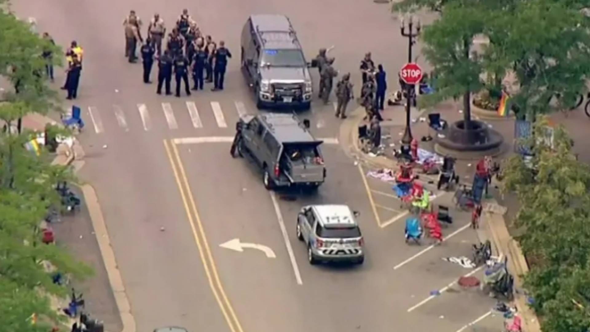 صورة من موقع إطلاق النار في مدينة هايلاند بارك القريبة من شيكاغو