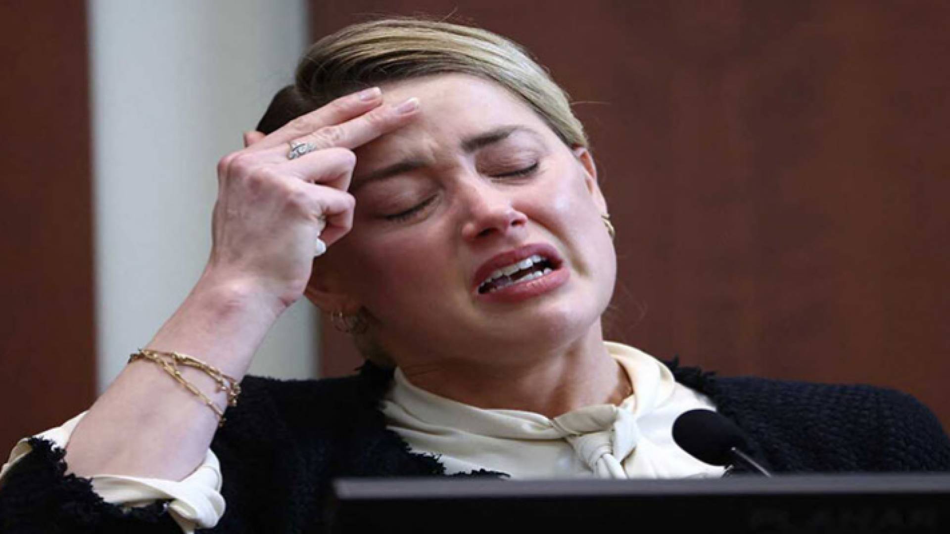 آمبر هيرد في إحدى جلسات المحكمة