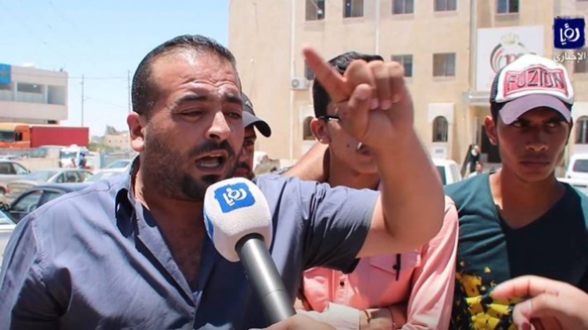 طالب توجيهي يتحدث لكاميرا "رؤيا"