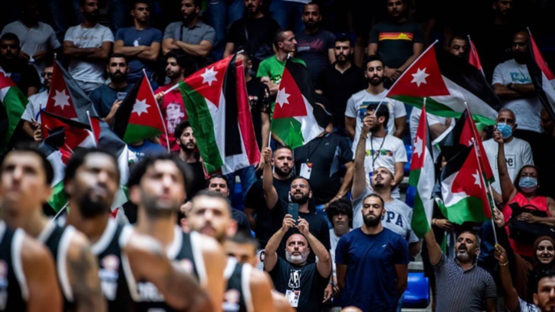 الجماهير الأردنية في مؤازرة منتخب صقور الأردن في مباراة سابقة