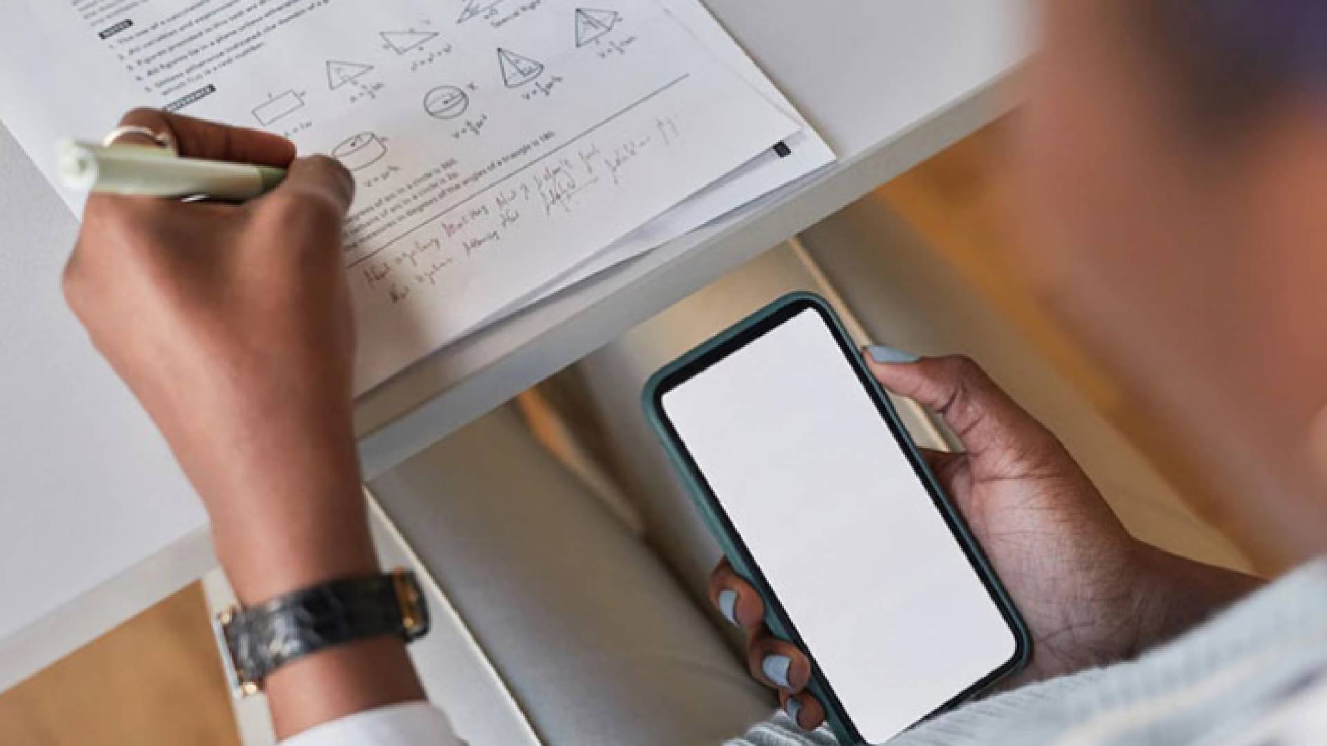 استخدام الهاتف اثناء تقديم الامتحان