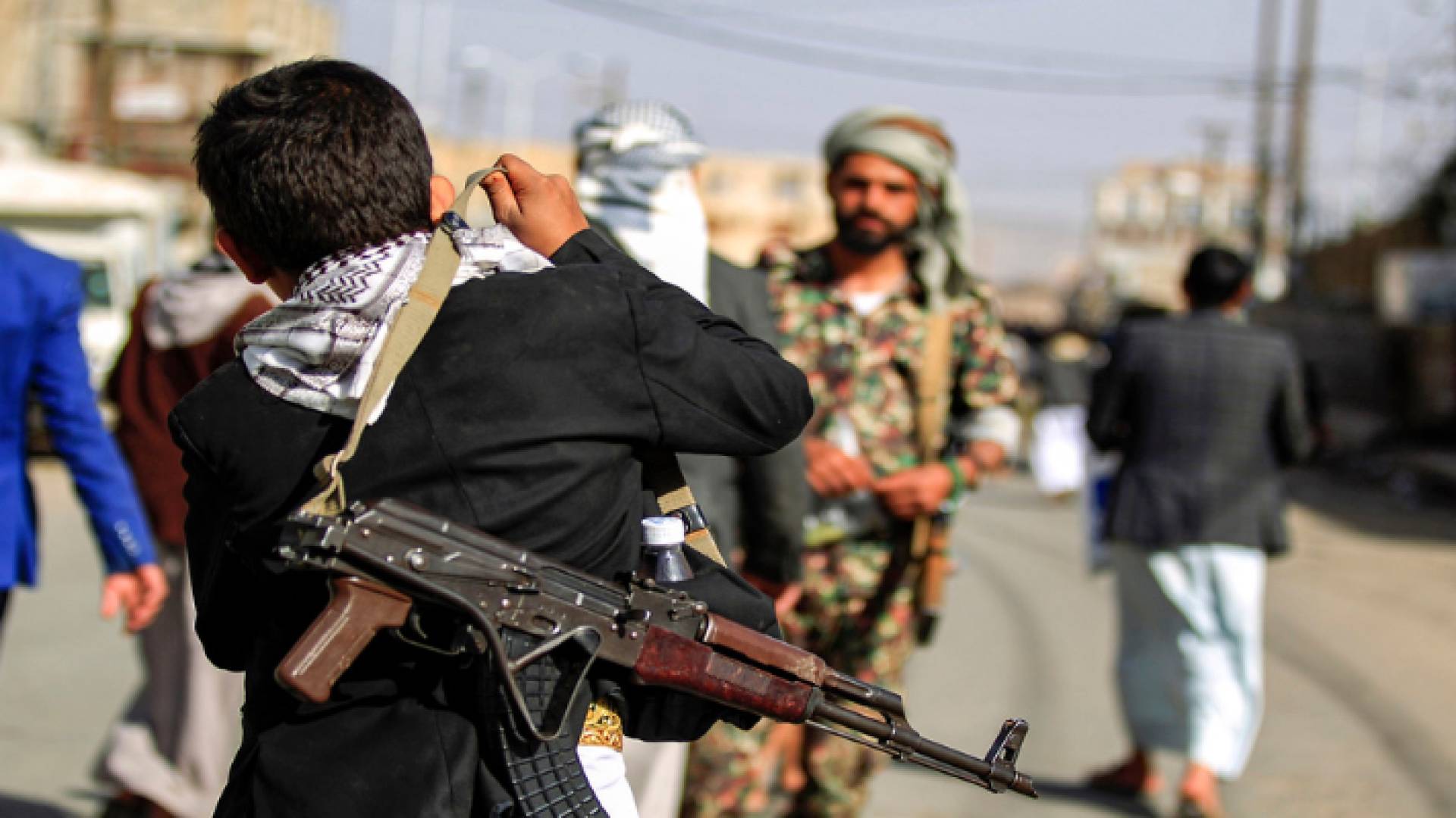 يمني يحمل سلاحا أوتوماتيكيا