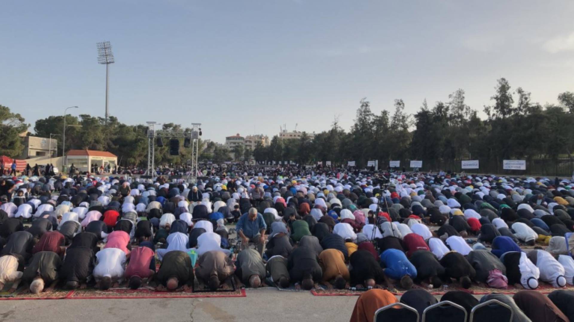 صورة أرشيفية لأشخاص يؤدون صلاة العيد