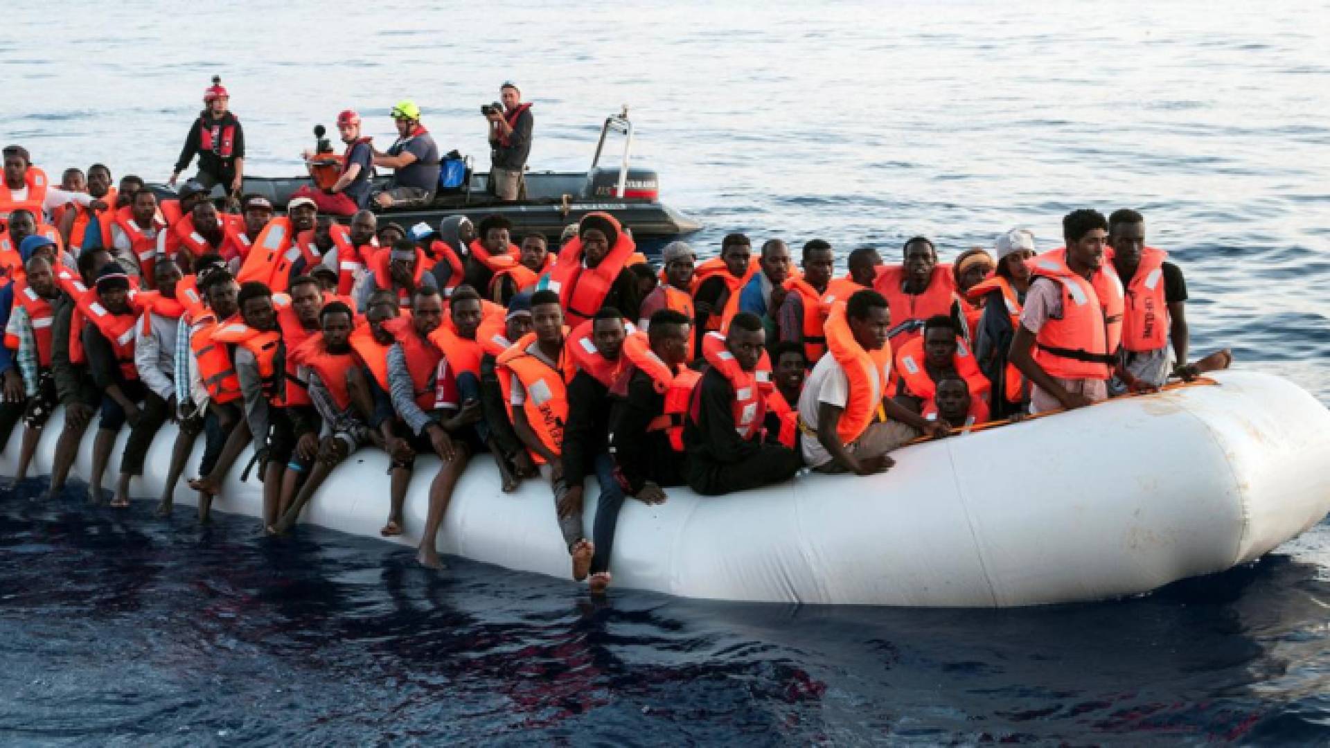 صورة أرشيفية لمهاجرين على متن قارب