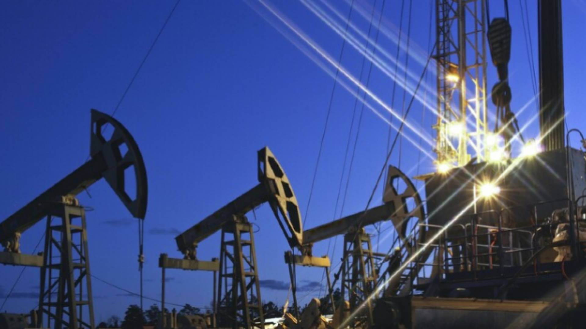 آلات عملاقة لاستخراج النفط