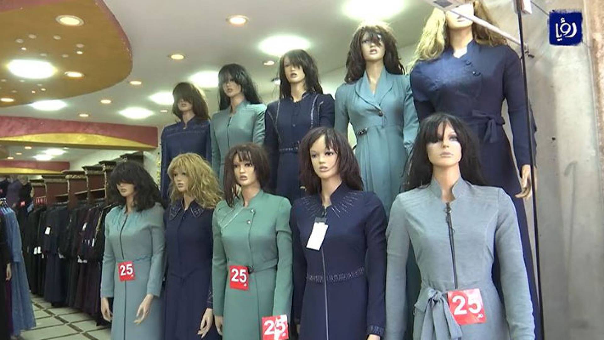 ماليكان معروضة أمام معرض ملابس