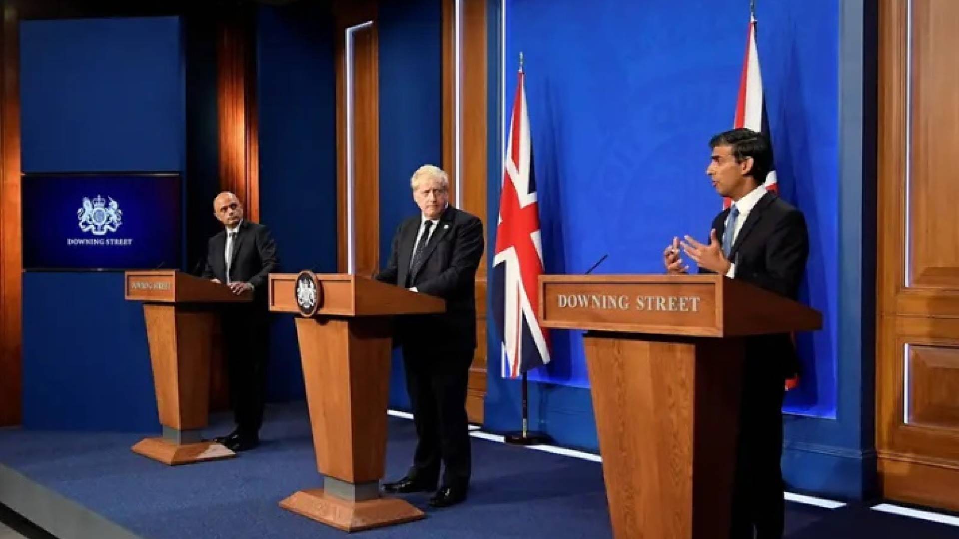 رئيس الوزراء البريطاني (وسط) مع وزيري الصحة والمالية