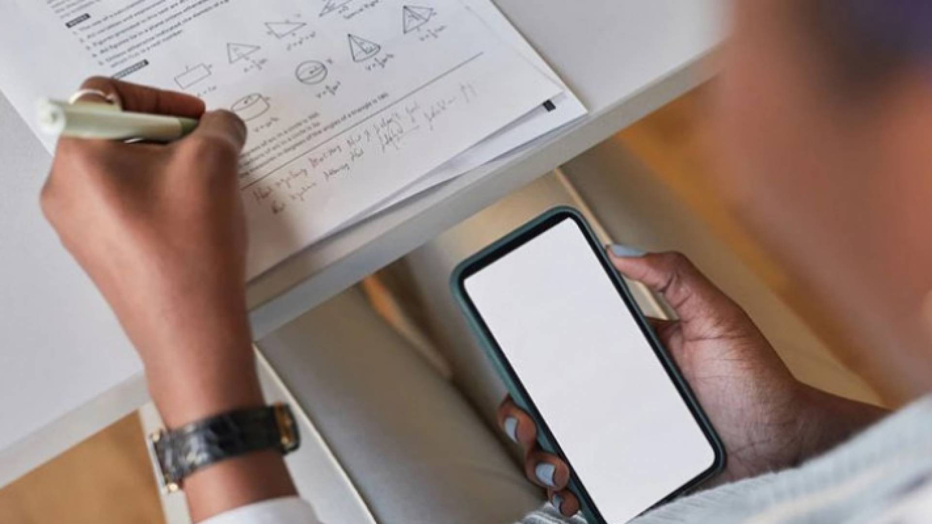 استخدام الهاتف اثناء تقديم الامتحان