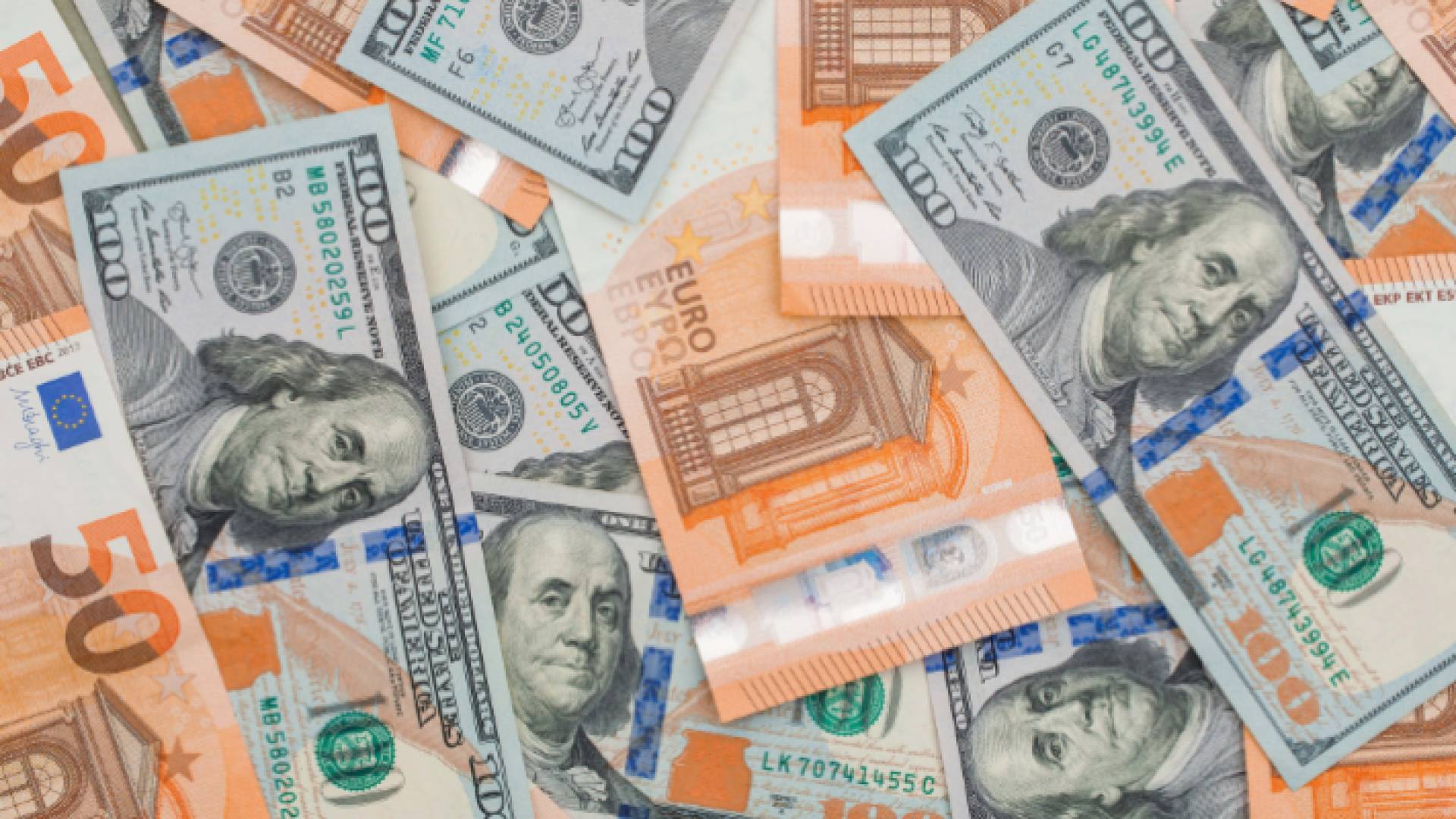 صورة توضيحية لعملة ورقية من فئتي الدولار واليورو