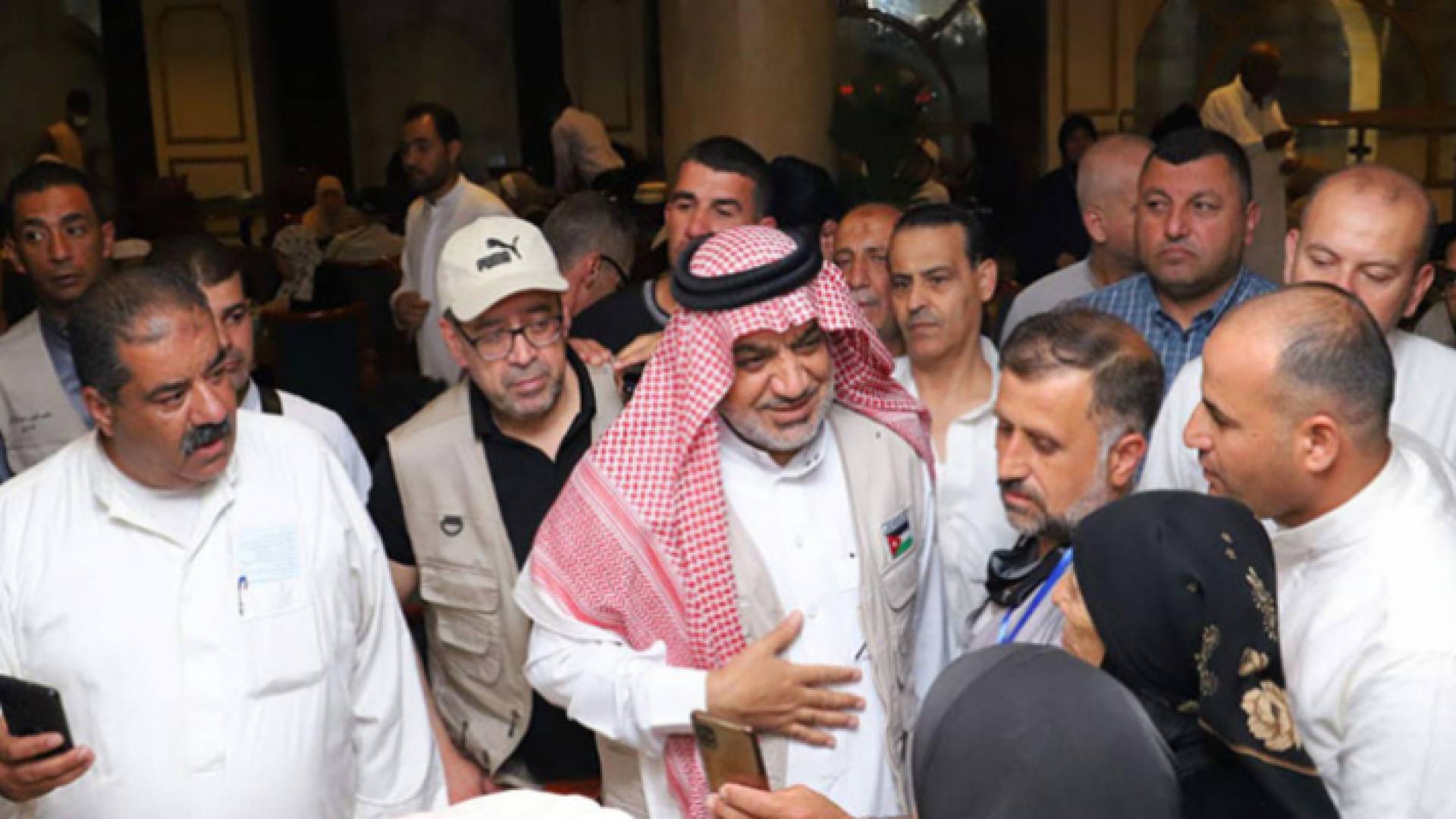 صورة أرشيفية لوزير الأوقاف يتفقد الحجاج الأردنيين