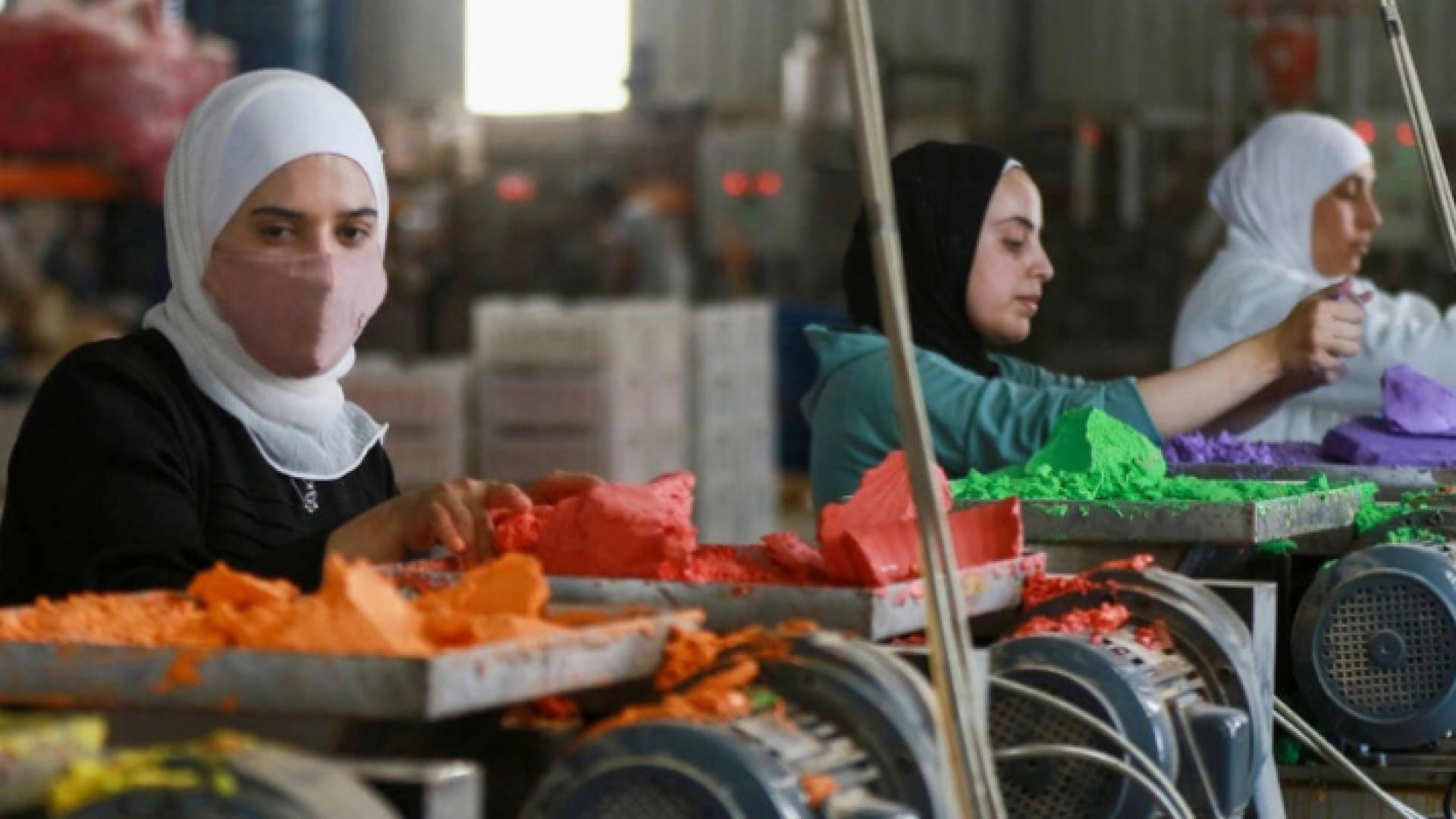 عاملات أردنيات في مصنع الطباشير في الكرك