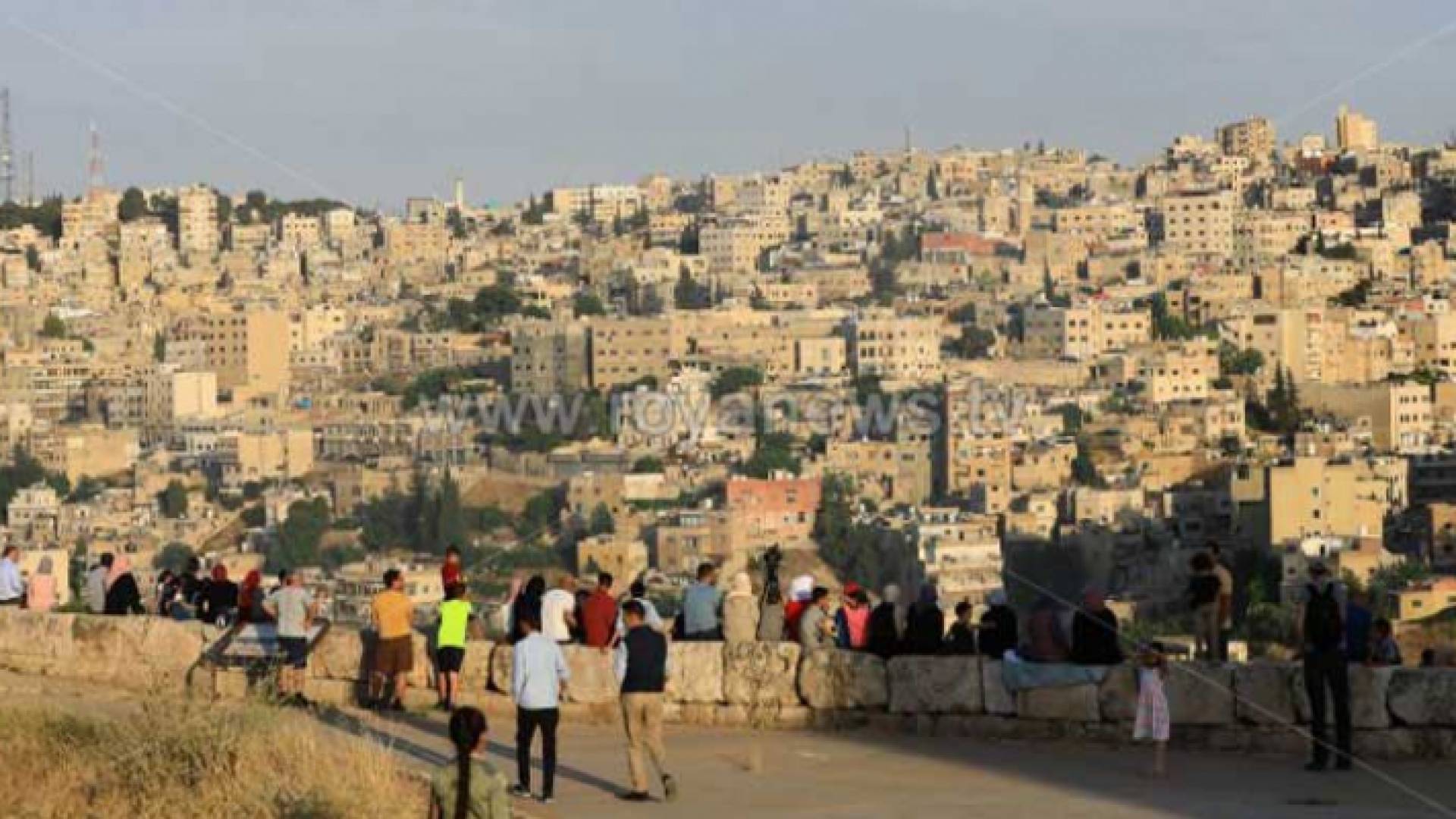 صورة أرشيفية لمواطنين في جبل القلعة