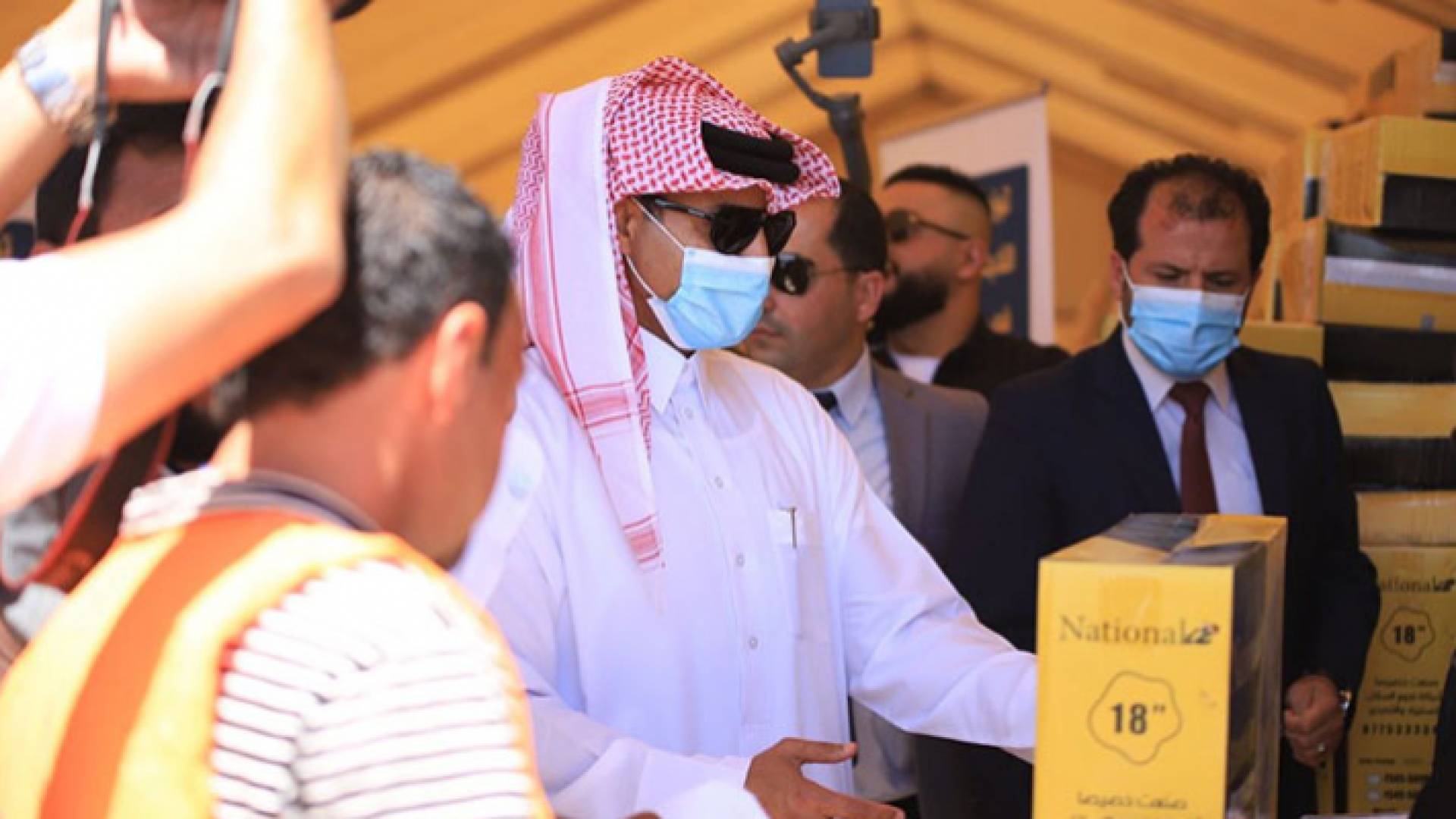 سفير قطر لدى الأردن يوزع المساعدات على الأسر المقيمة في مخيمي الأزرق والزعتري للاجئين السوريين