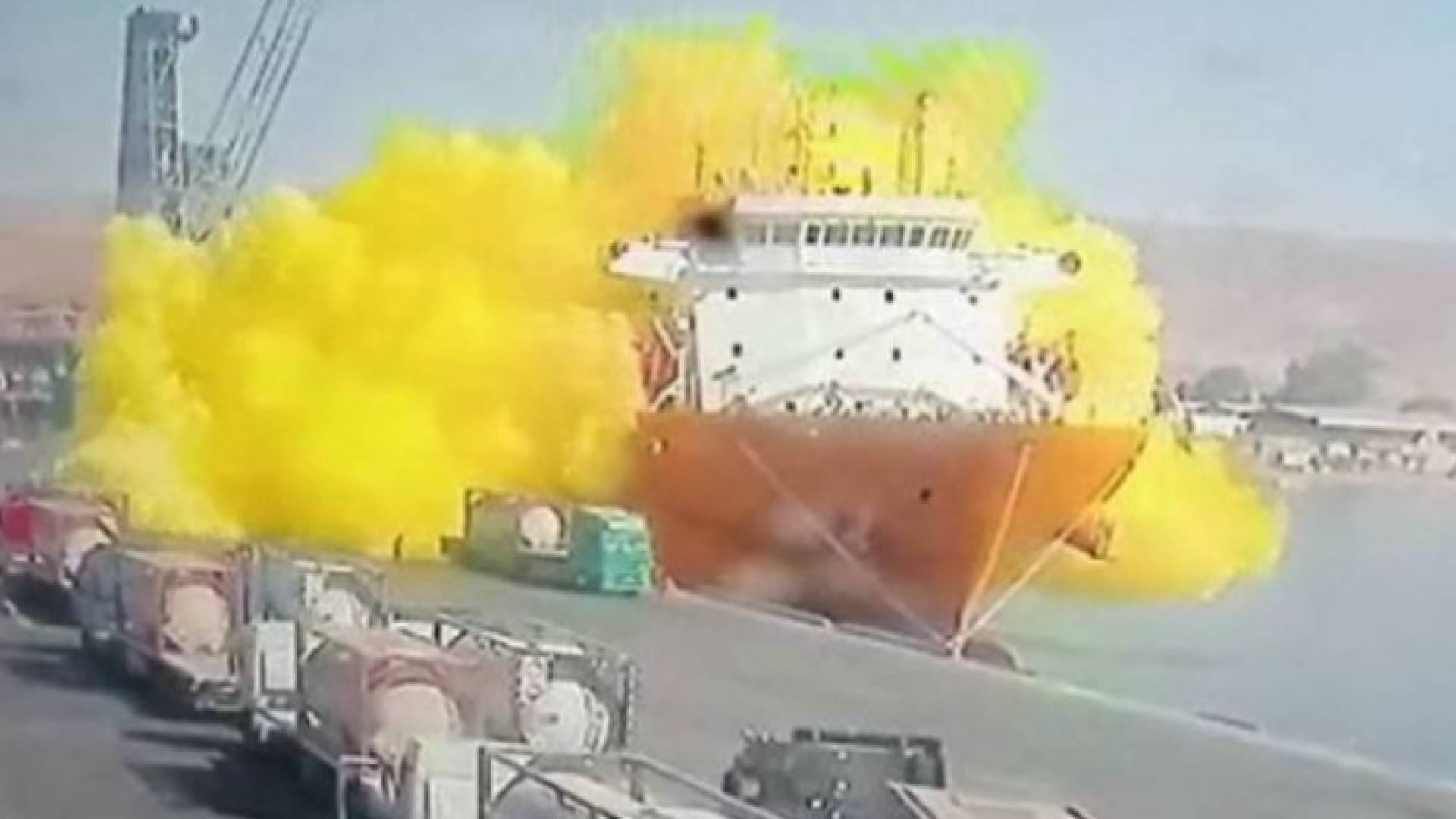 لحظة تسرب غاز الكلورين من صهريج في ميناء العقبة