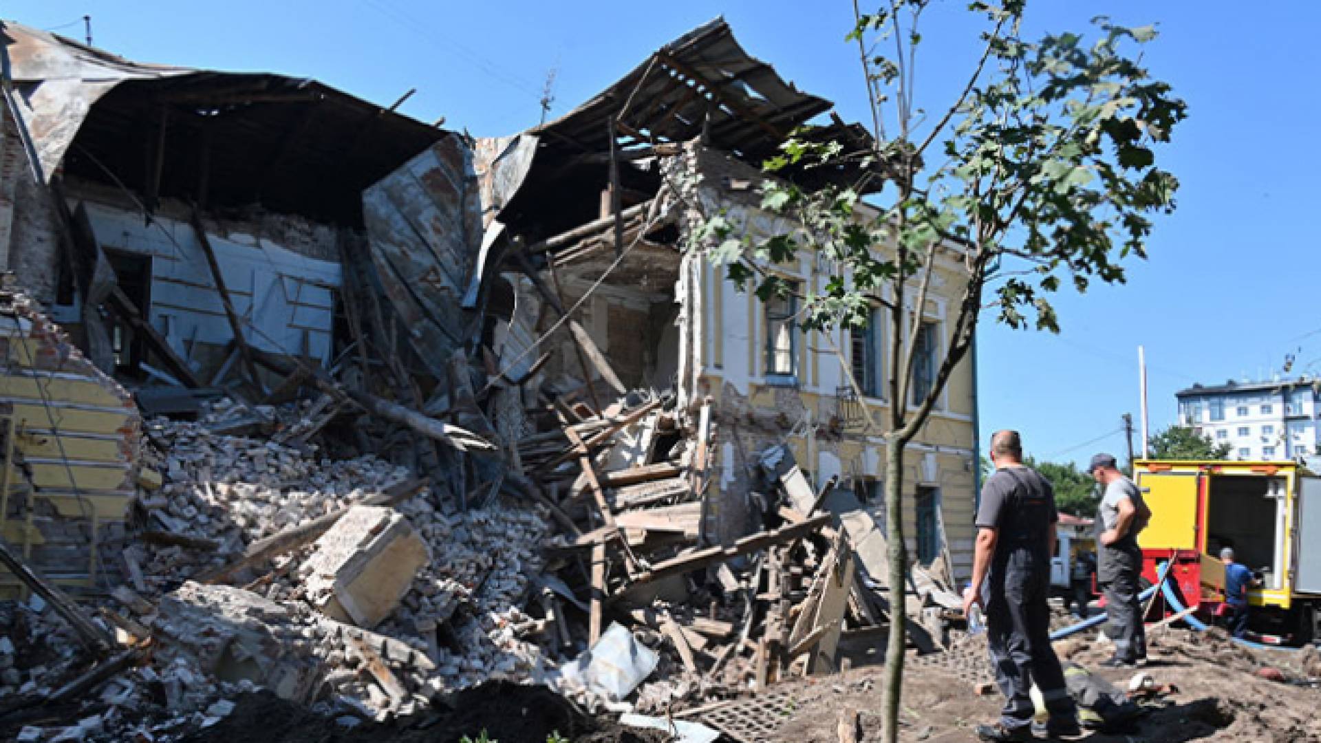 مبنى إداري دمرته الصواريخ - AFP