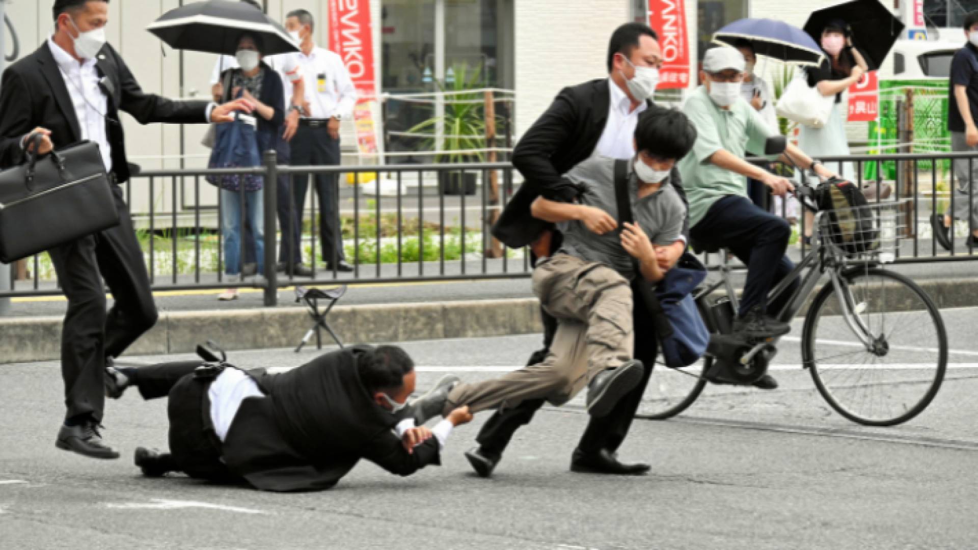 منفذ العملية لحظة الاعتقال