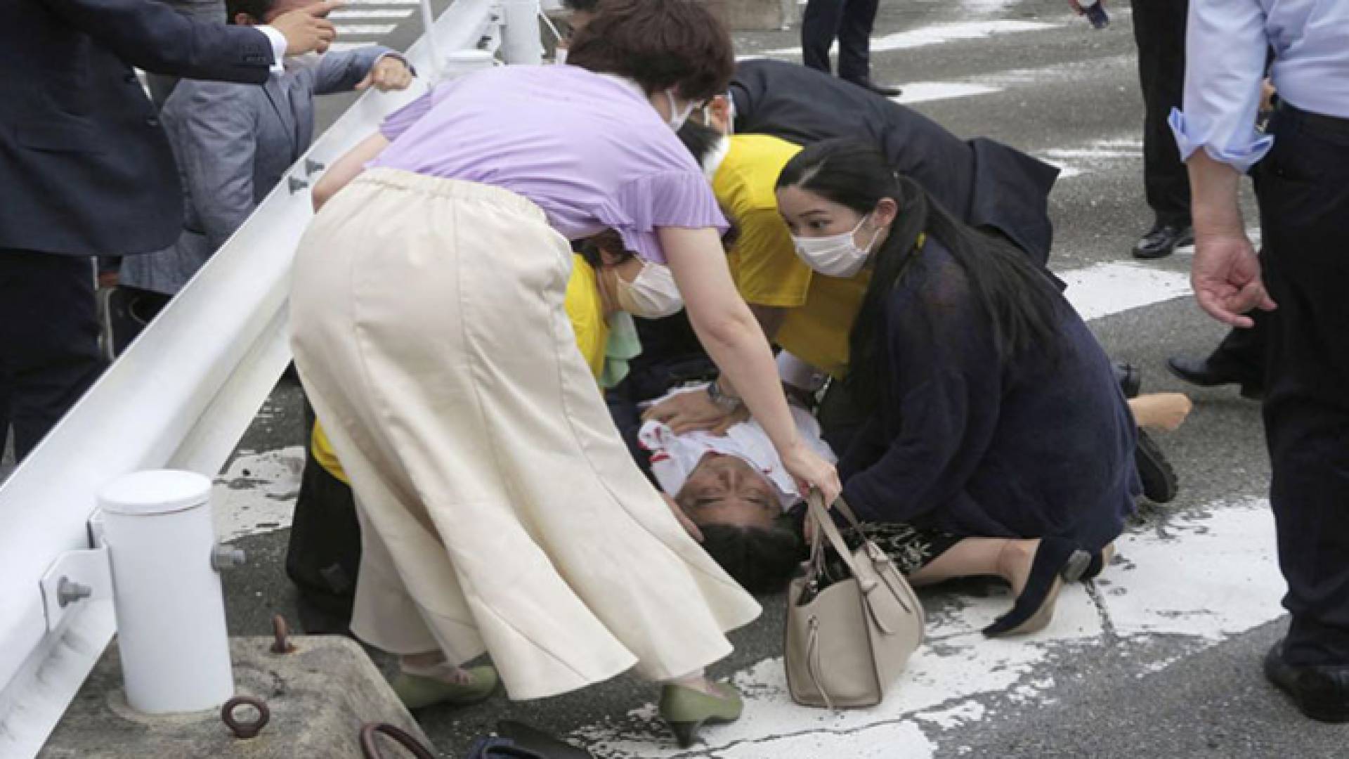 لحظة إصابة رئيس الحكومة الياباني السابق شينزو آبي بالرصاص