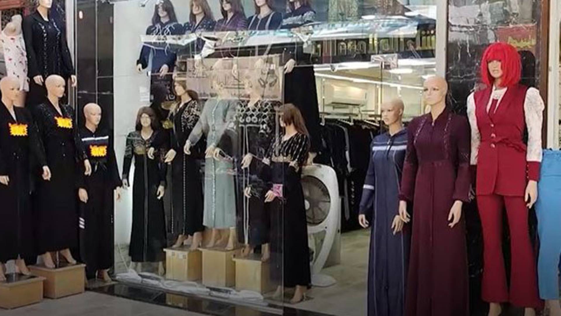 ماليكانات عرض ملابس في أحد محال الألبسة في الرمثا