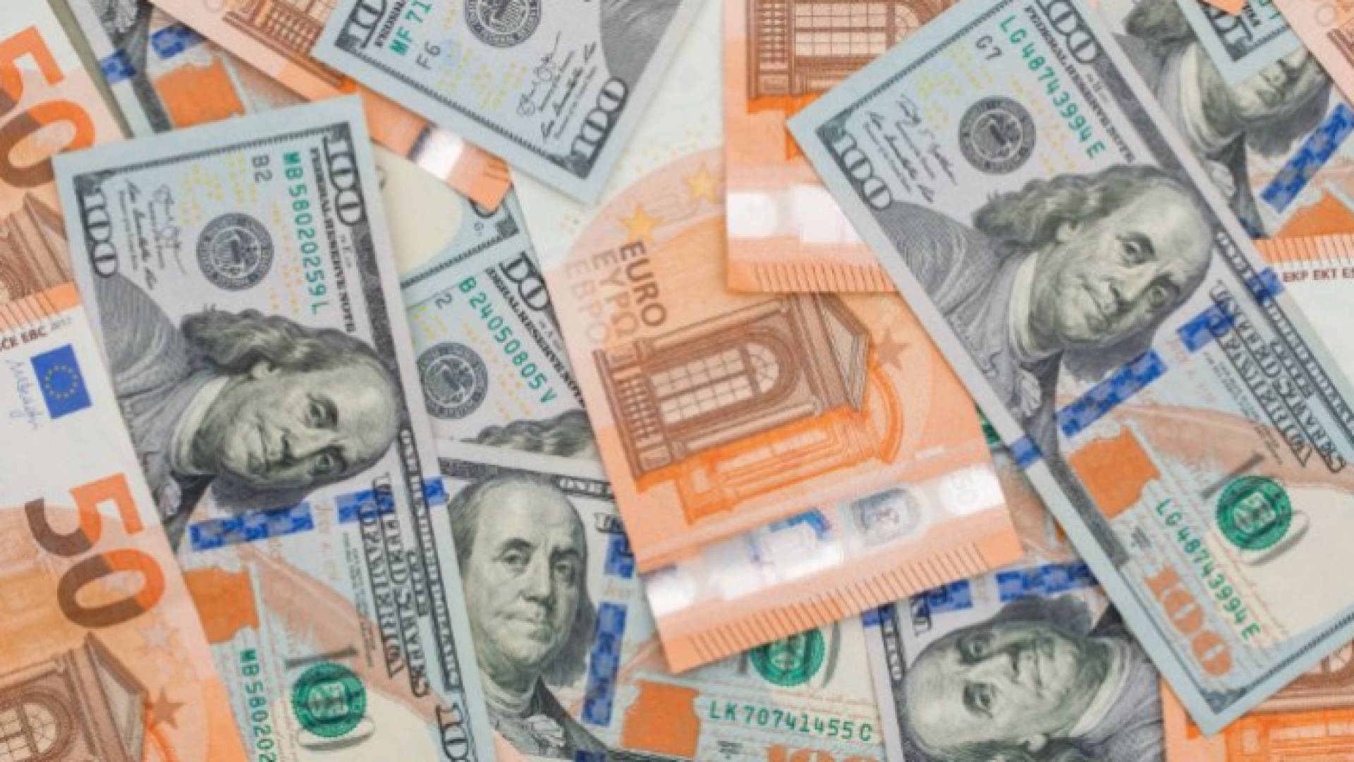 عملة ورقية من فئتي الدولار واليورو