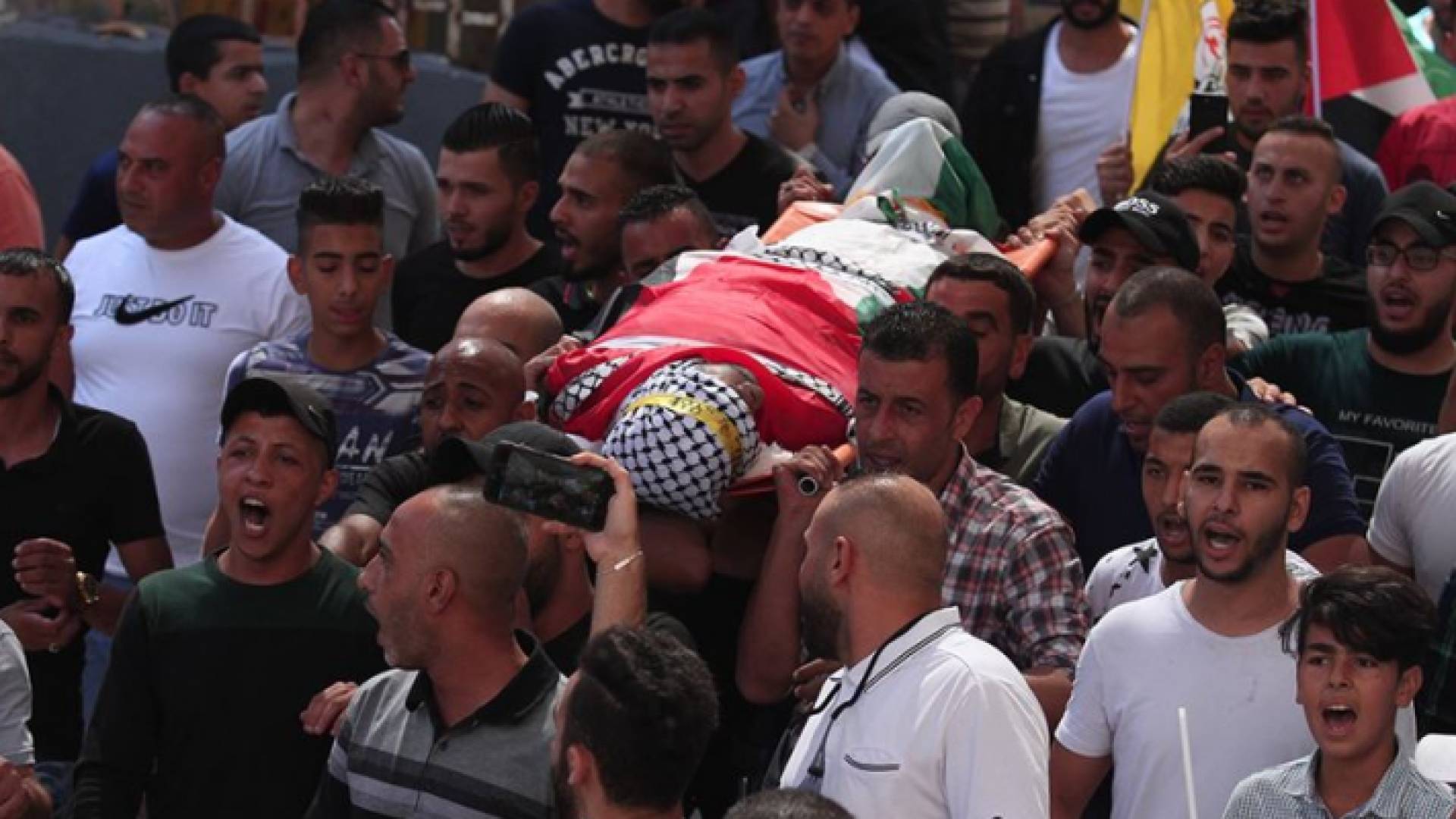 صوة أرشيفية لتشييع شهيد في إحدى المدن الفلسطينية