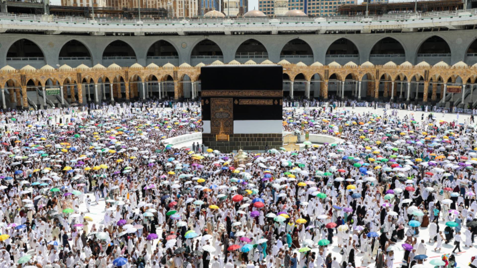 حجاج بيت الله الحرام يؤدون طواف الإفاضة