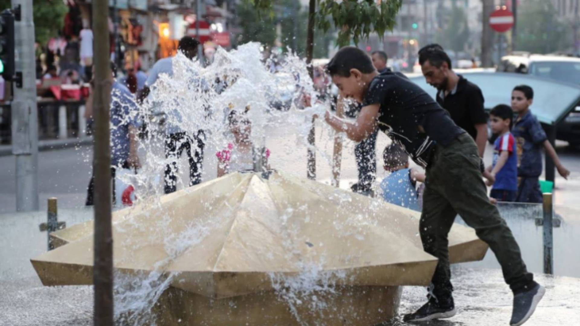 طفل يلهو بالماء وسط العاصمة عمّان