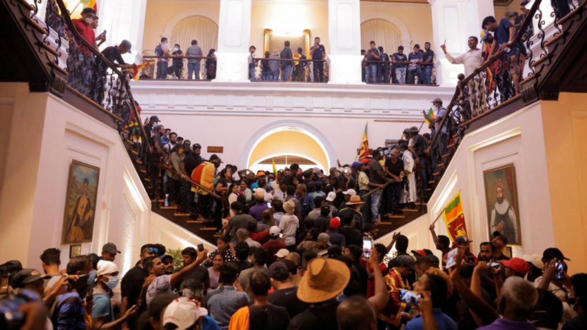 متظاهرون يقتحمون قصر رئيس سريلانكا