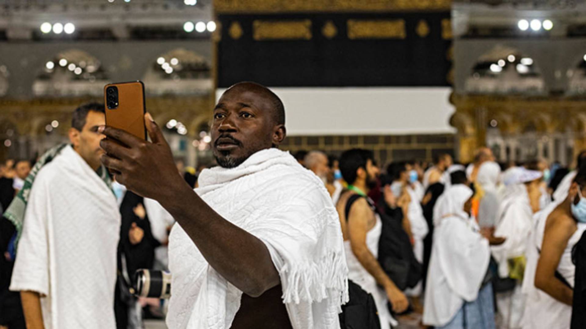 حاج يأخذ صورة سيلفي بالقرب من الكعبة المشرفة