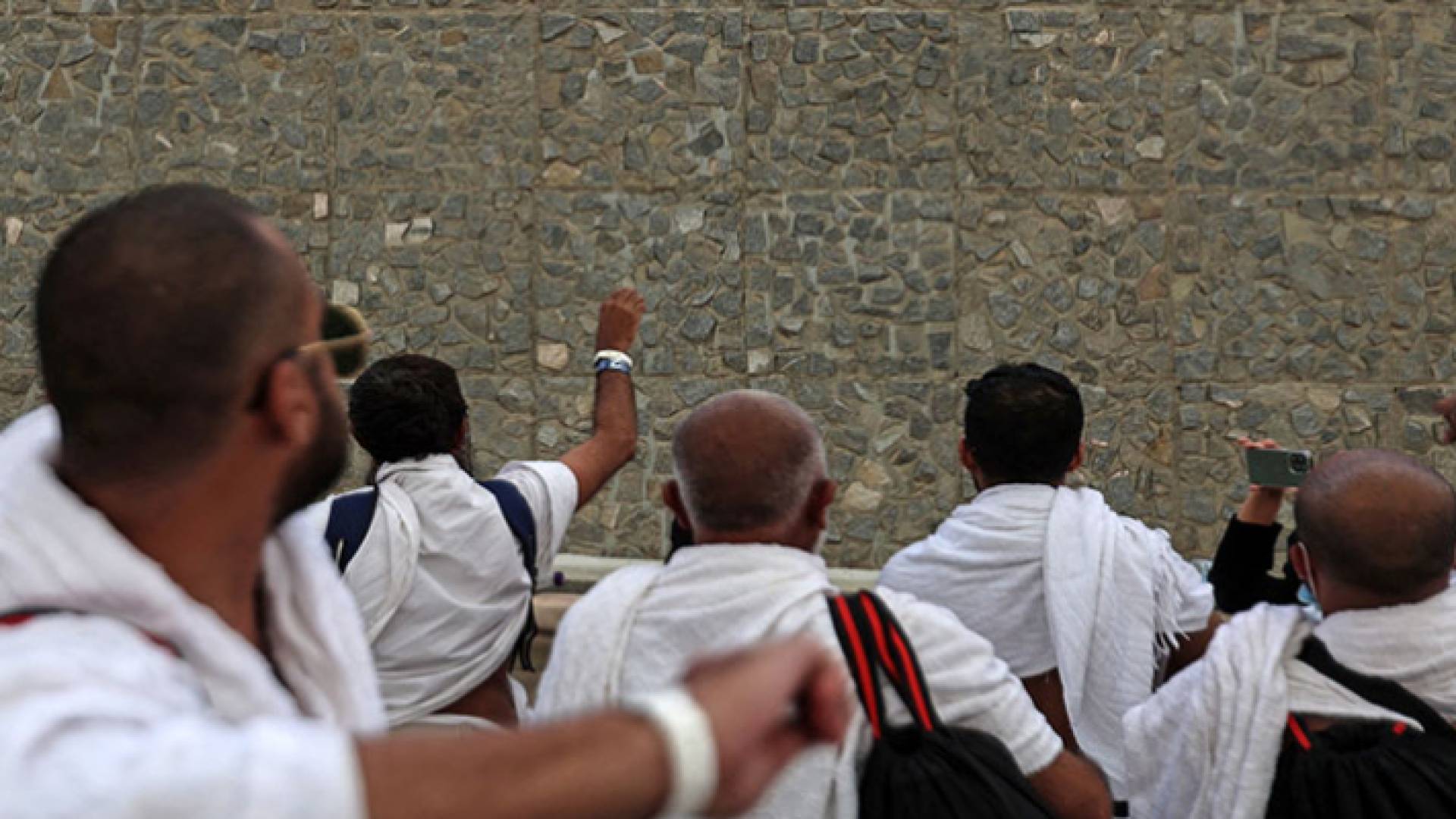 حجاج يؤدون رمي الجمرات