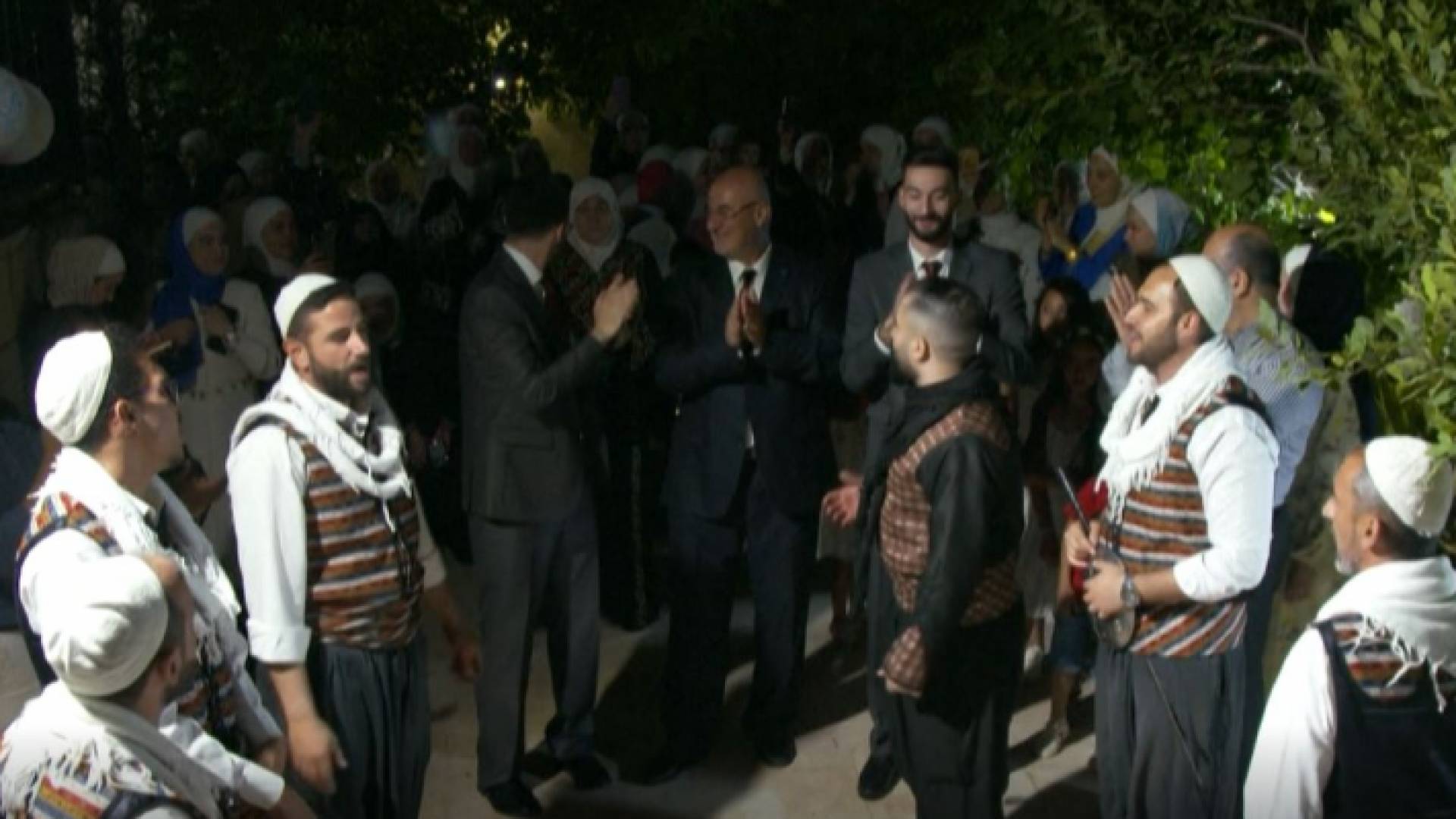 أعضاء فرقة يؤدون العراضية الشامية