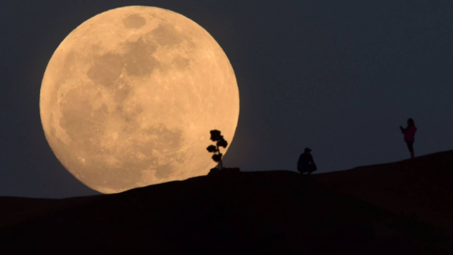 القمر العملاق