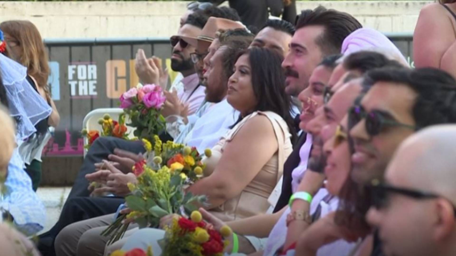 صورة من حفل زفاف جماعي في نيويورك لتناسي وباء كورونا