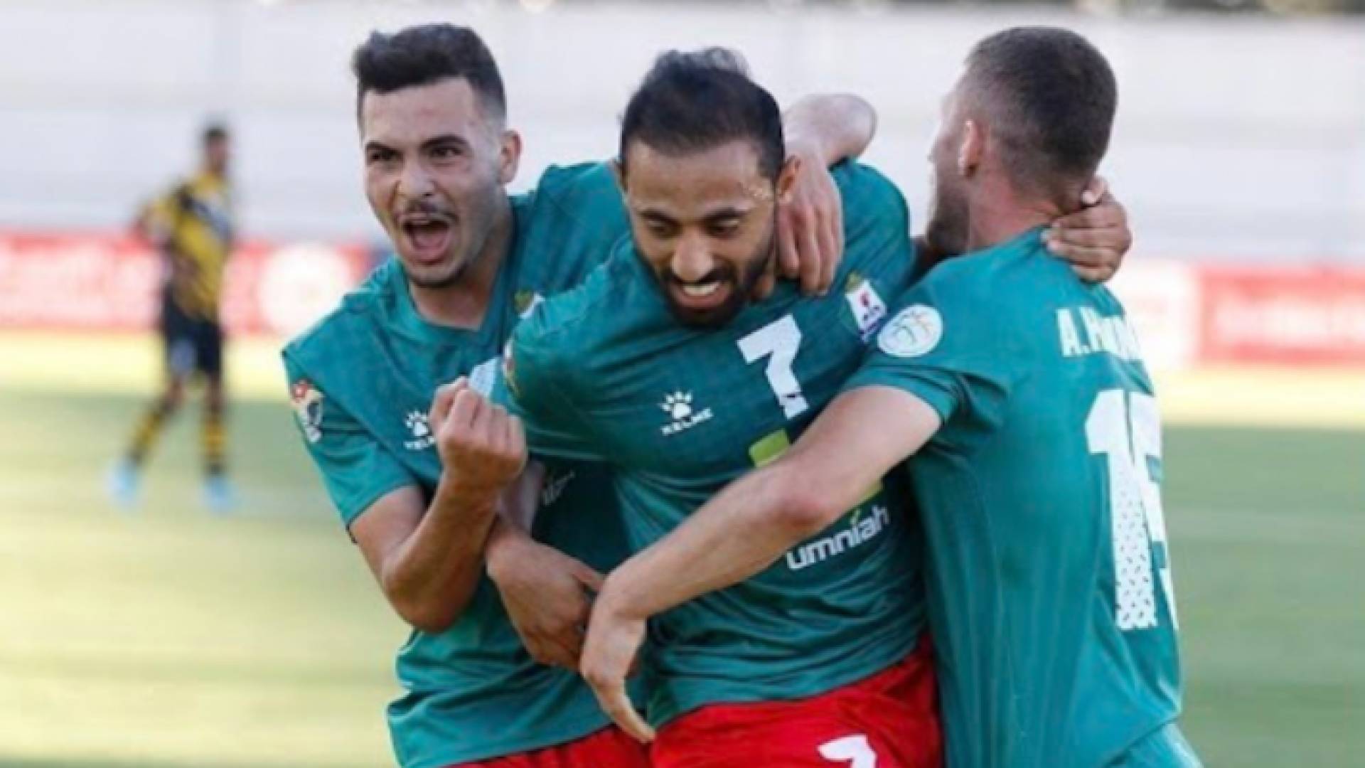 لاعب الوحدات منذر أبو عمارة (وسط) يحتفل بتسجيل هدف الفوز في شباك الحسين إربد