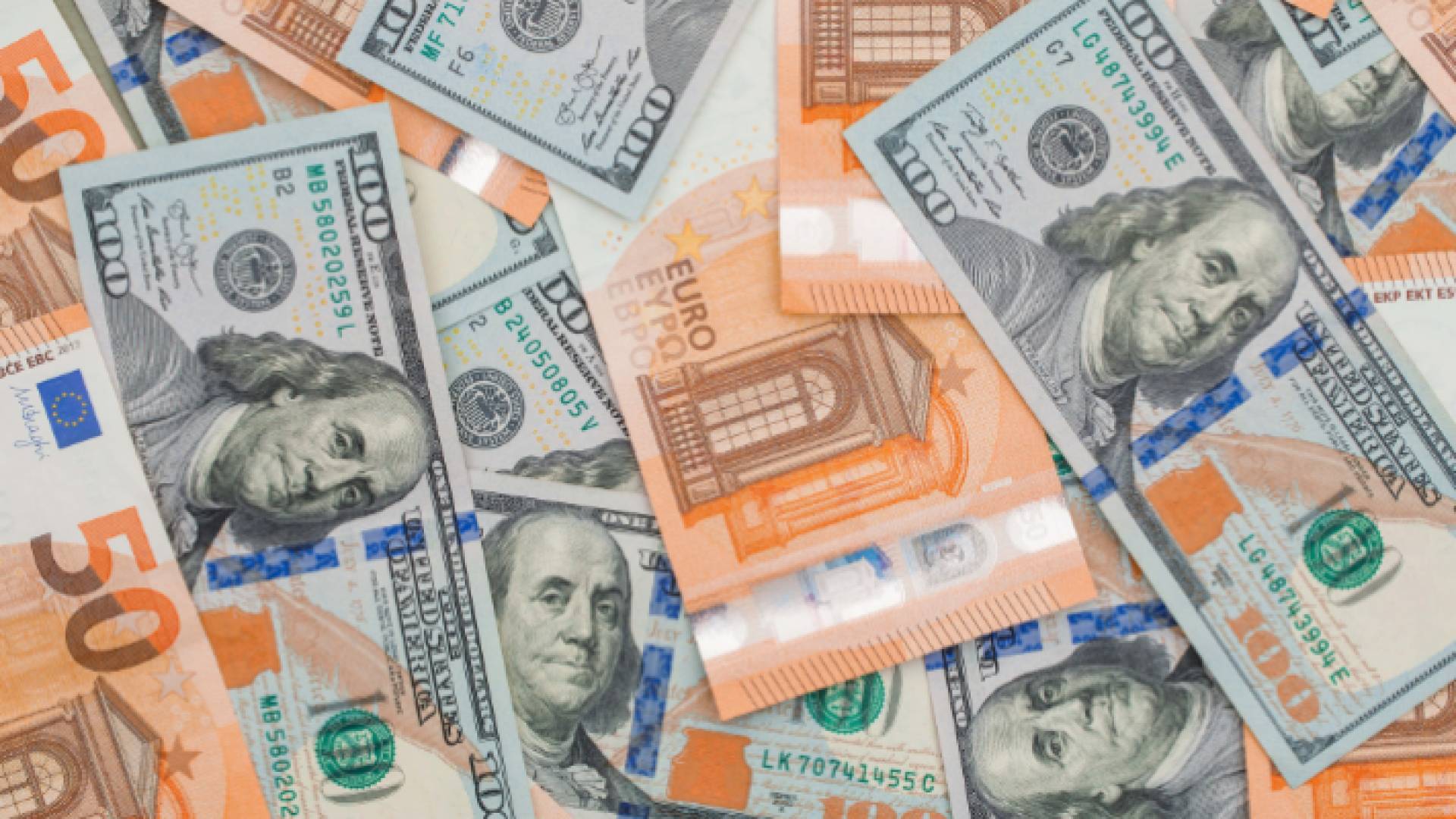 عملة ورقية من فئتي الدولار واليورو