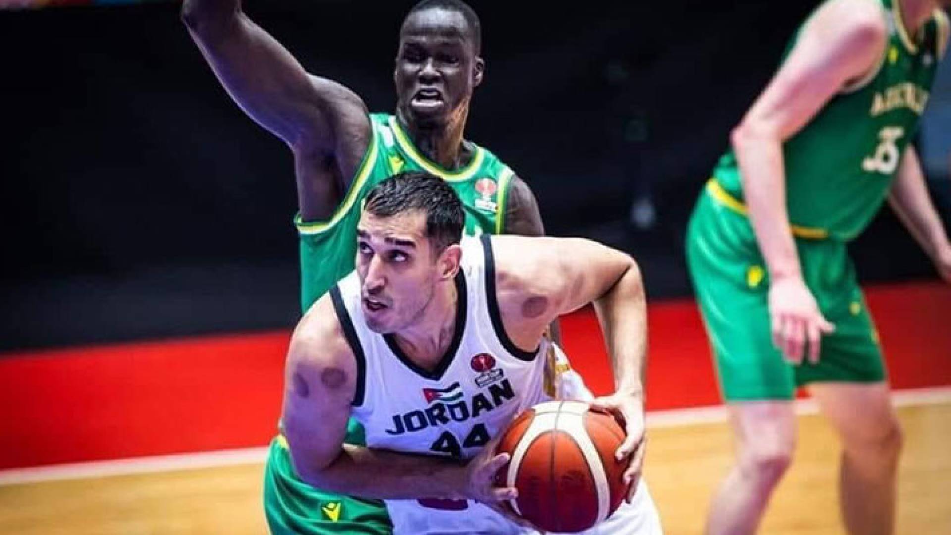 لاعب المنتخب الوطني لكرة السلة في أثناء هجومه على سلة الخصم